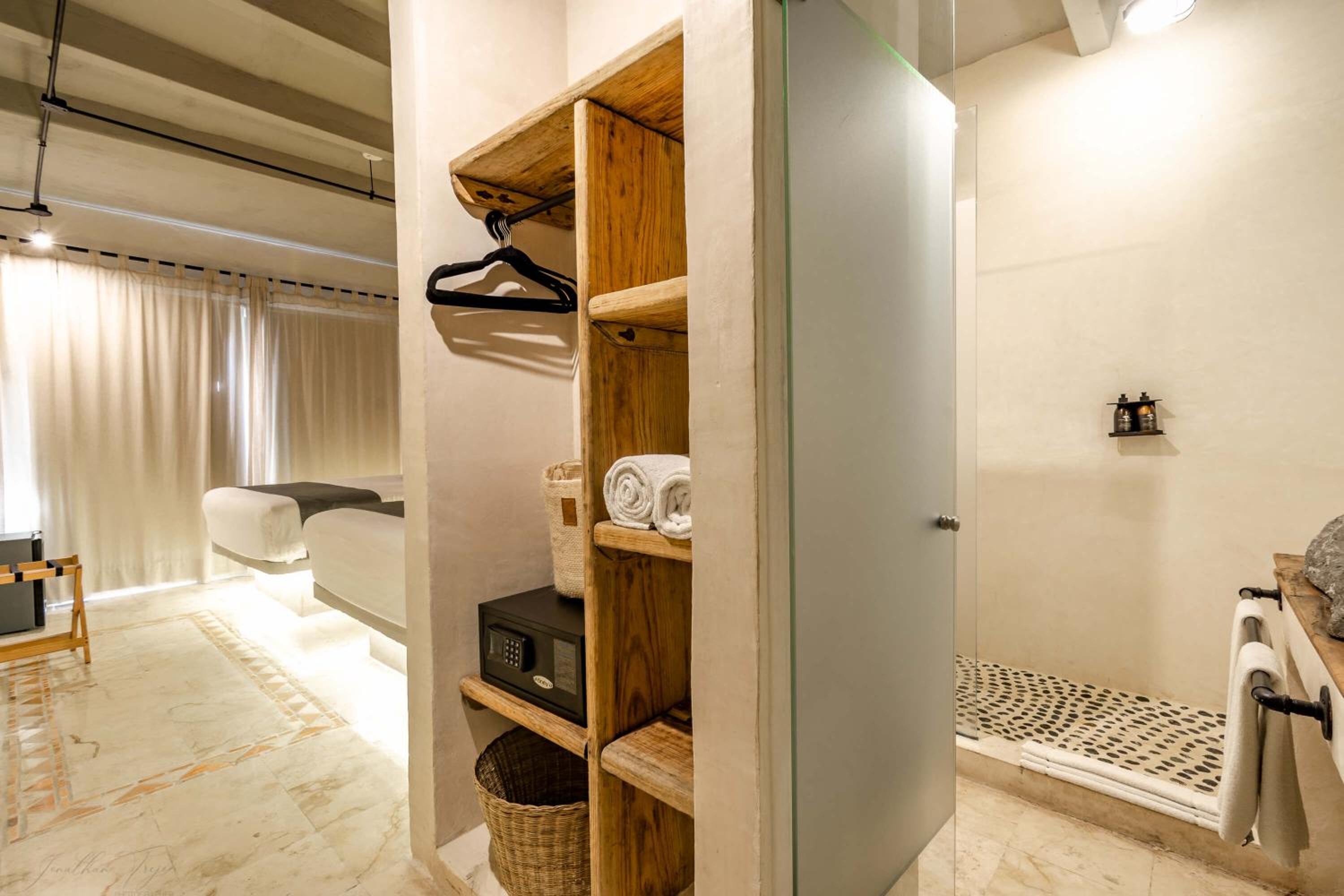 Deluxe Double Room with Balcony - Photo 4