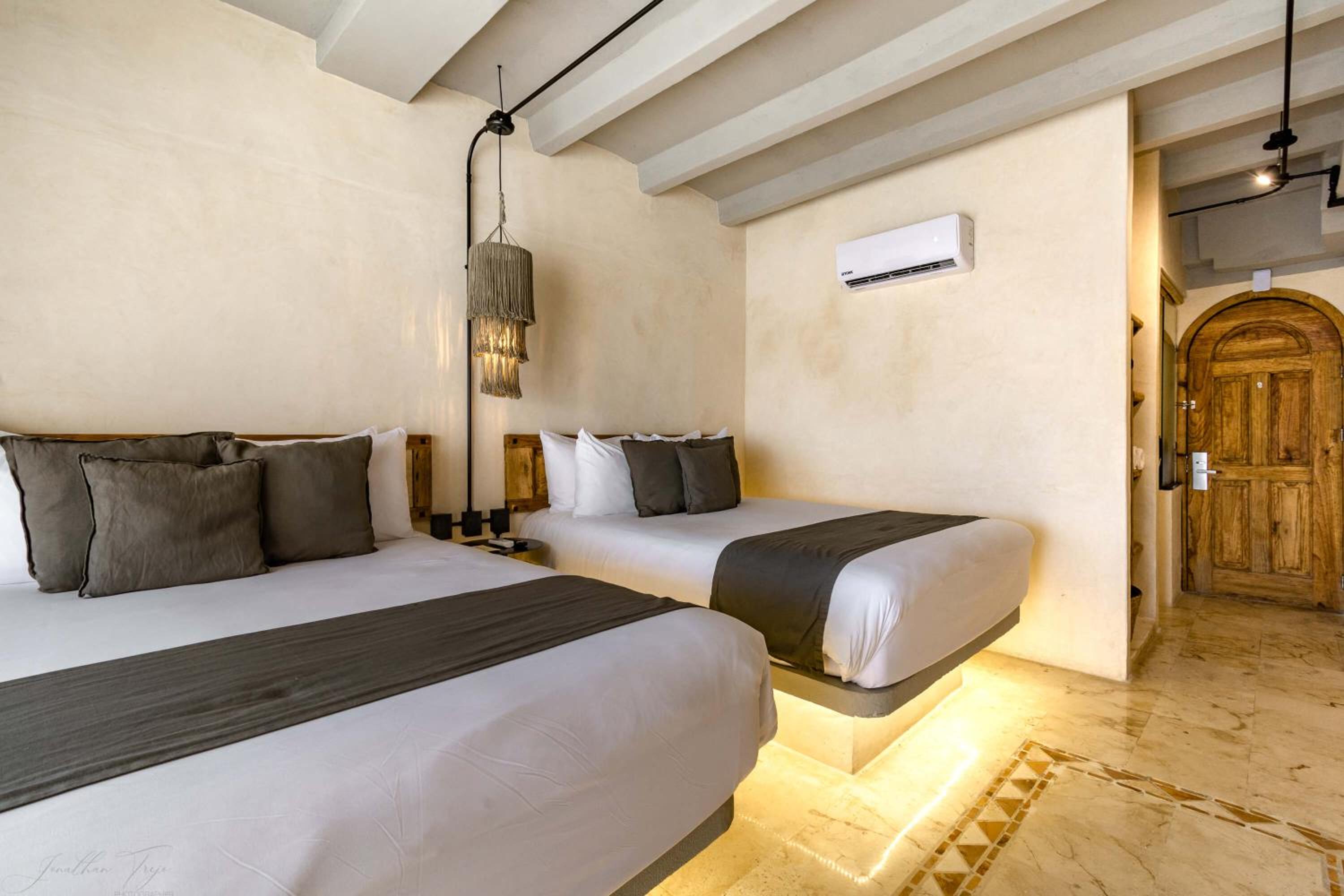 Deluxe Double Room with Balcony - Photo 5
