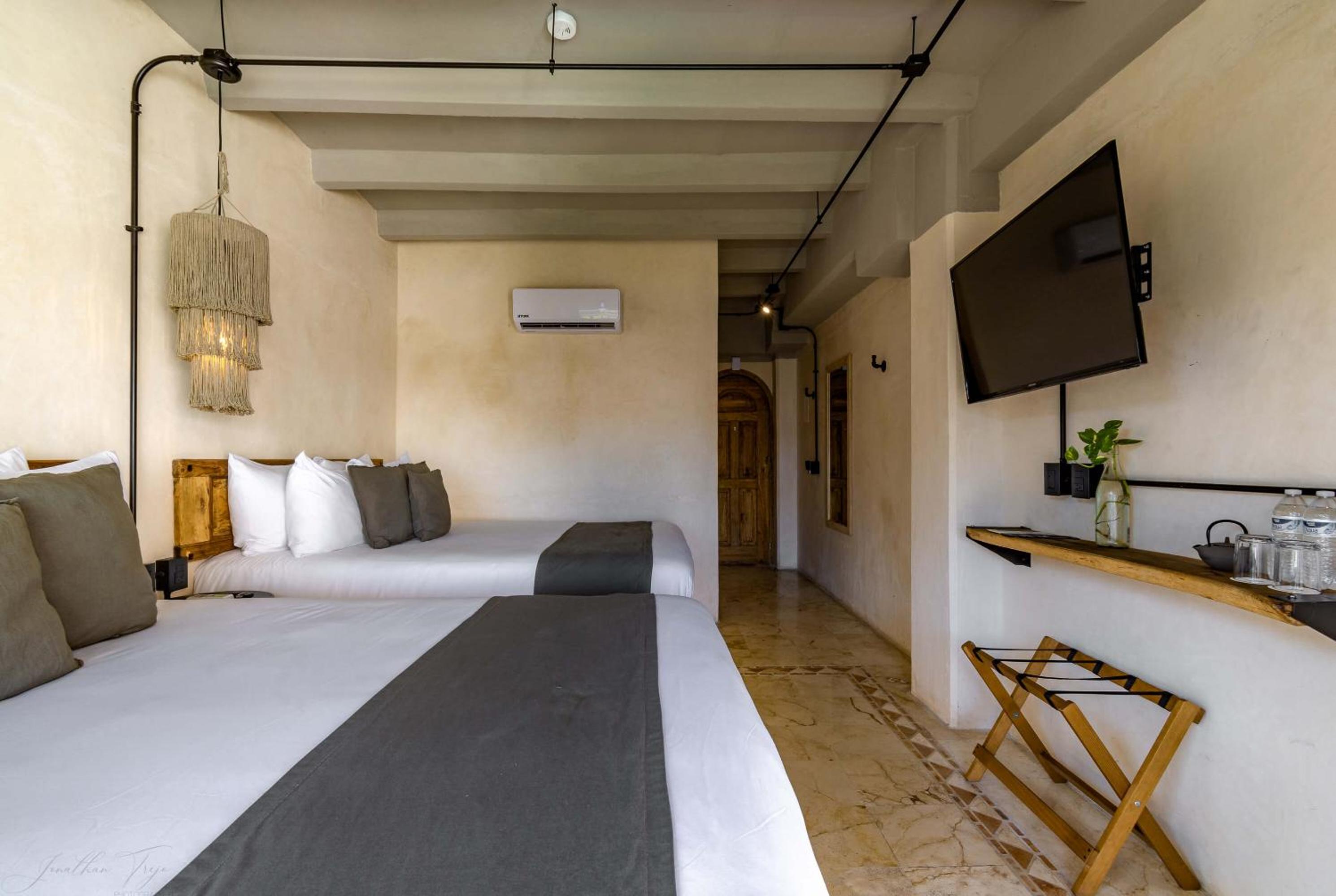 Deluxe Double Room with Balcony - Photo 6
