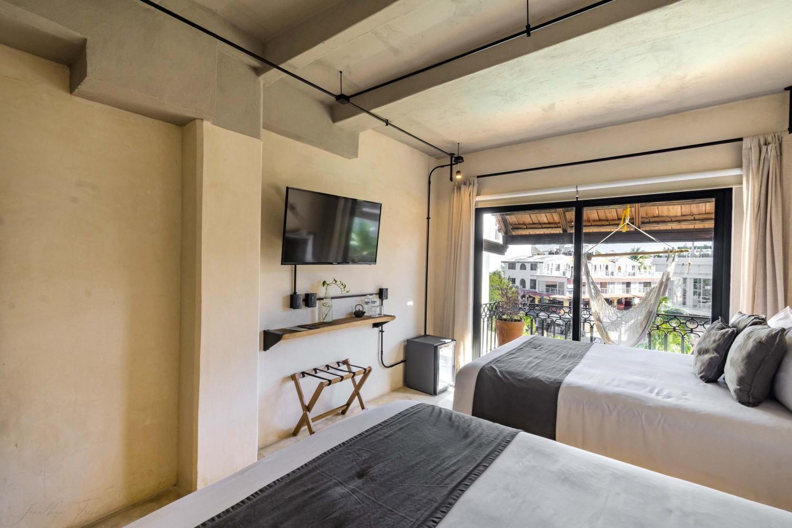 Deluxe Double Room with Balcony - Photo 9
