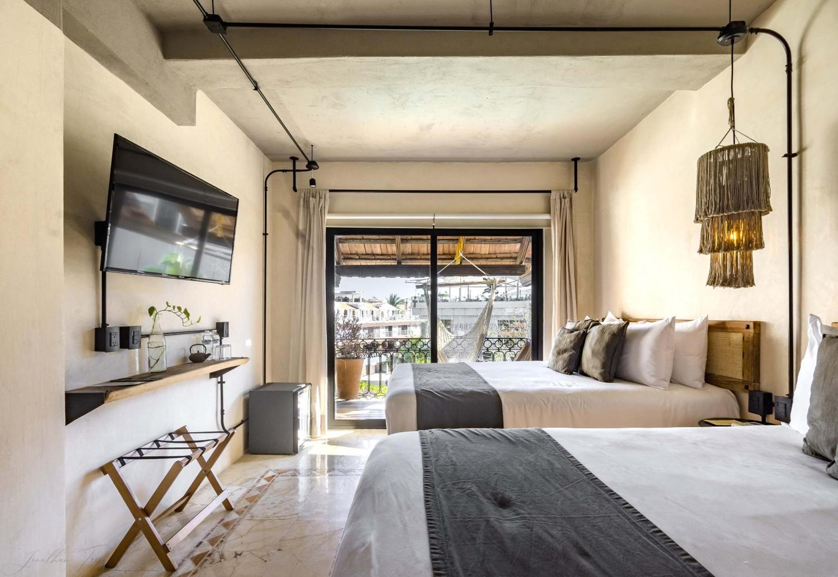 Deluxe Double Room with Balcony - Photo 7