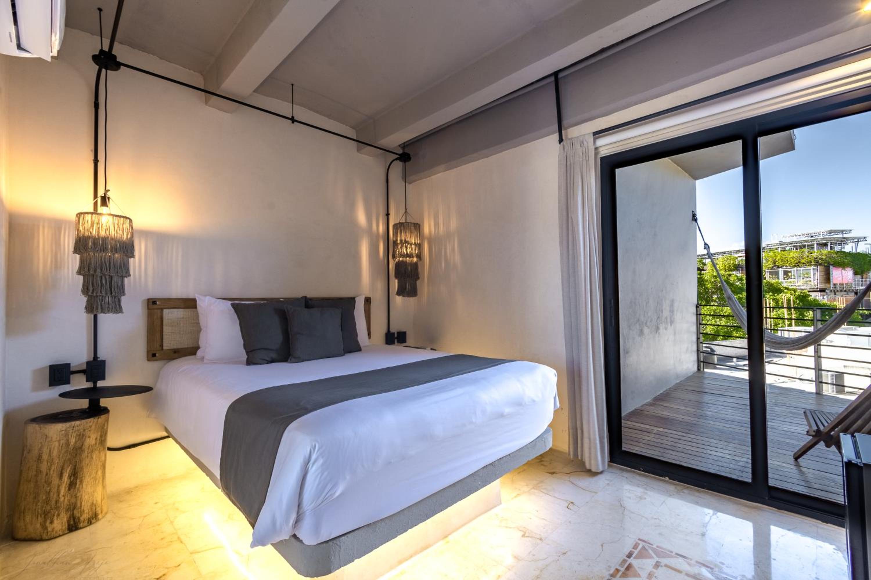 Deluxe Queen Room with Balcony - Photo 6