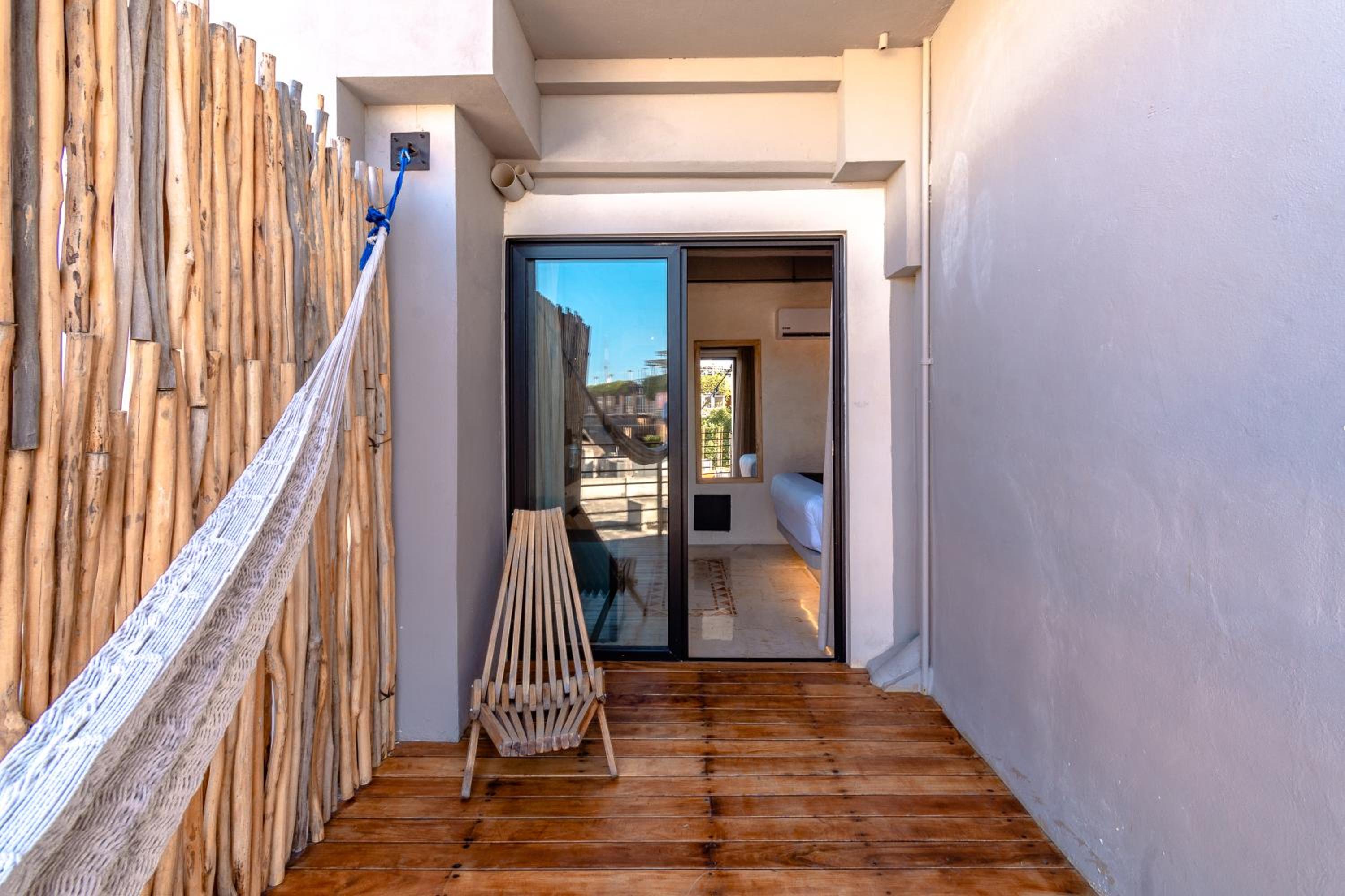 Double Room with Pool View - Photo 6