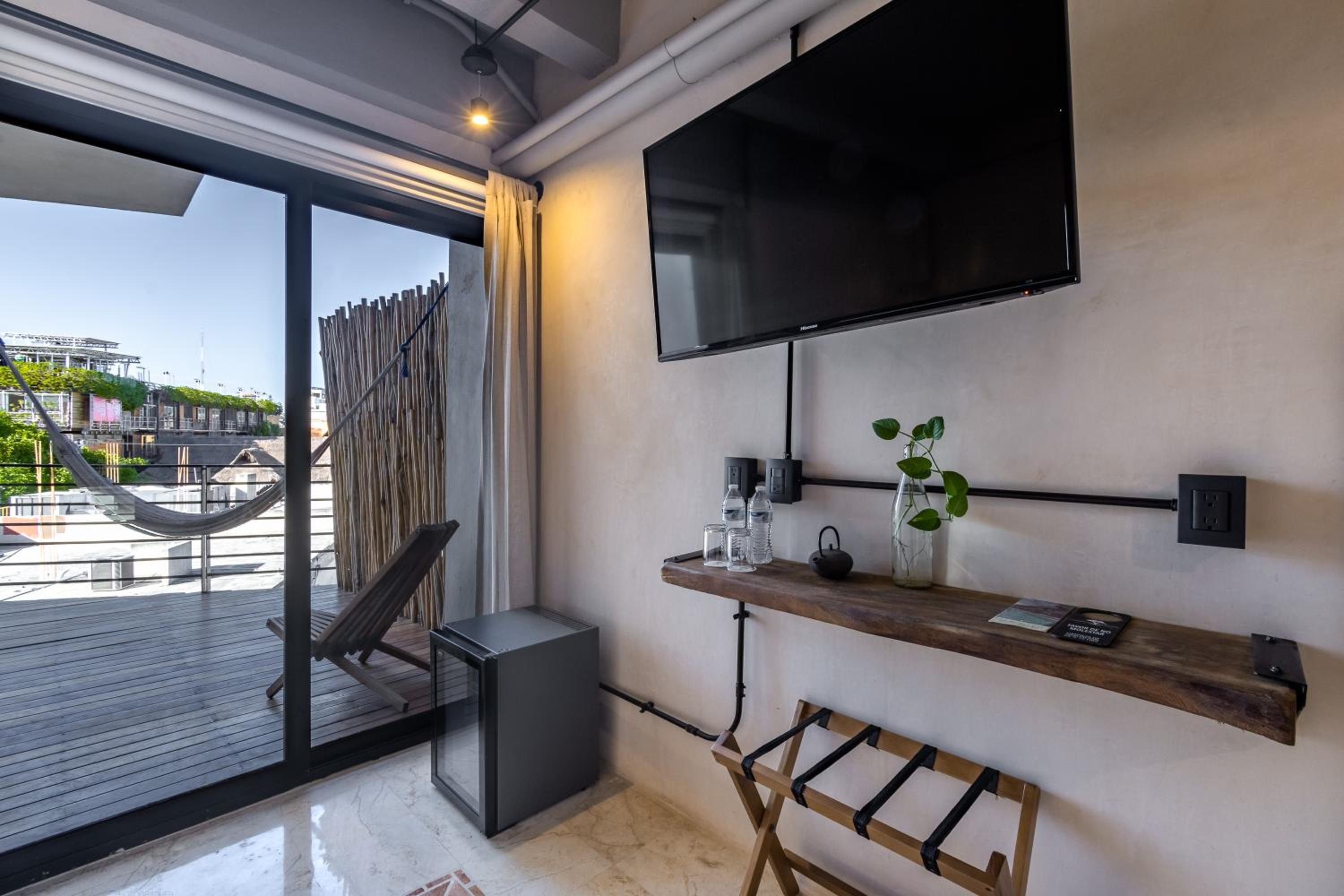 Deluxe Queen Room with Balcony - Photo 8