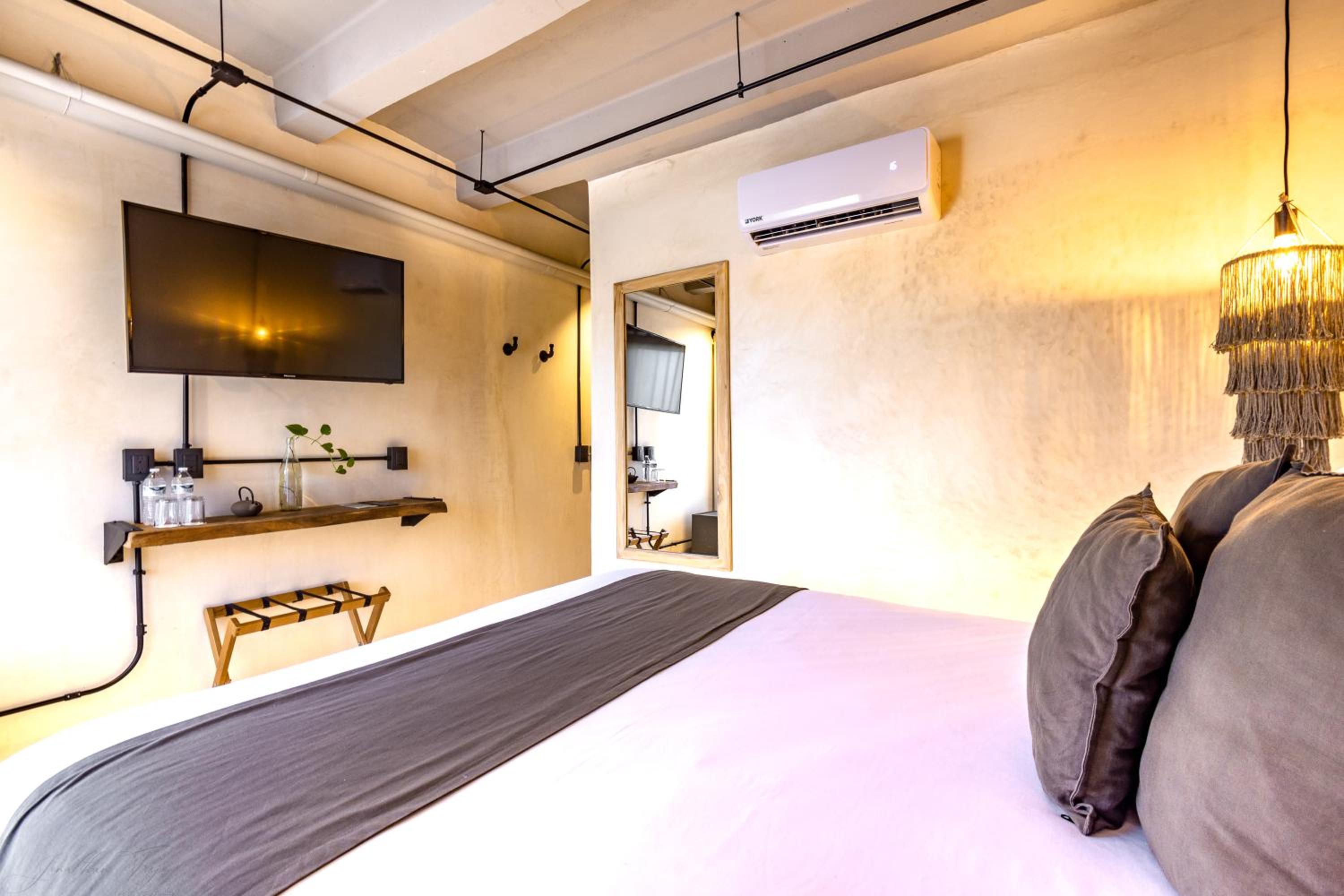 Deluxe Queen Room with Balcony - Photo 10