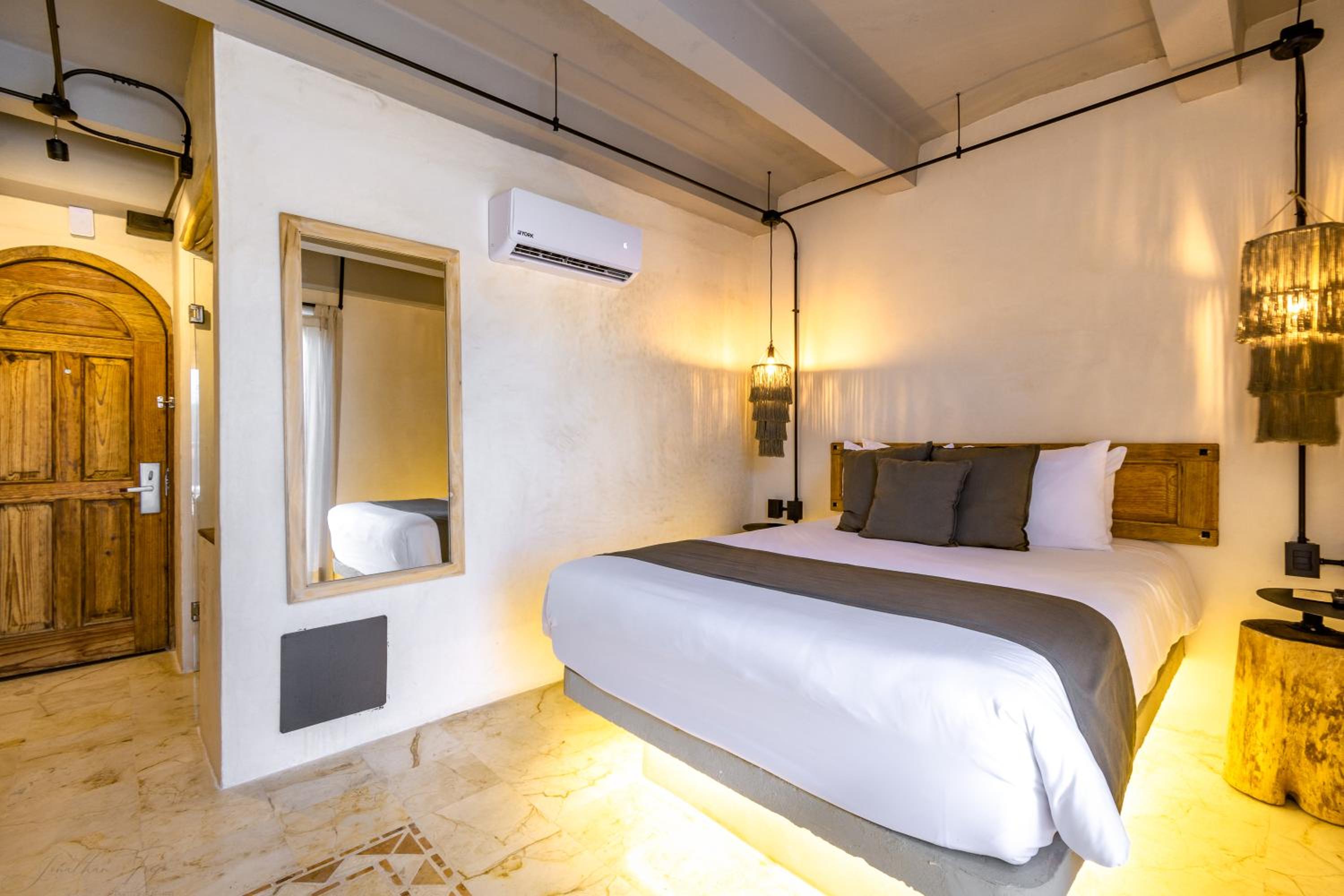 Deluxe Queen Room with Balcony - Photo 9