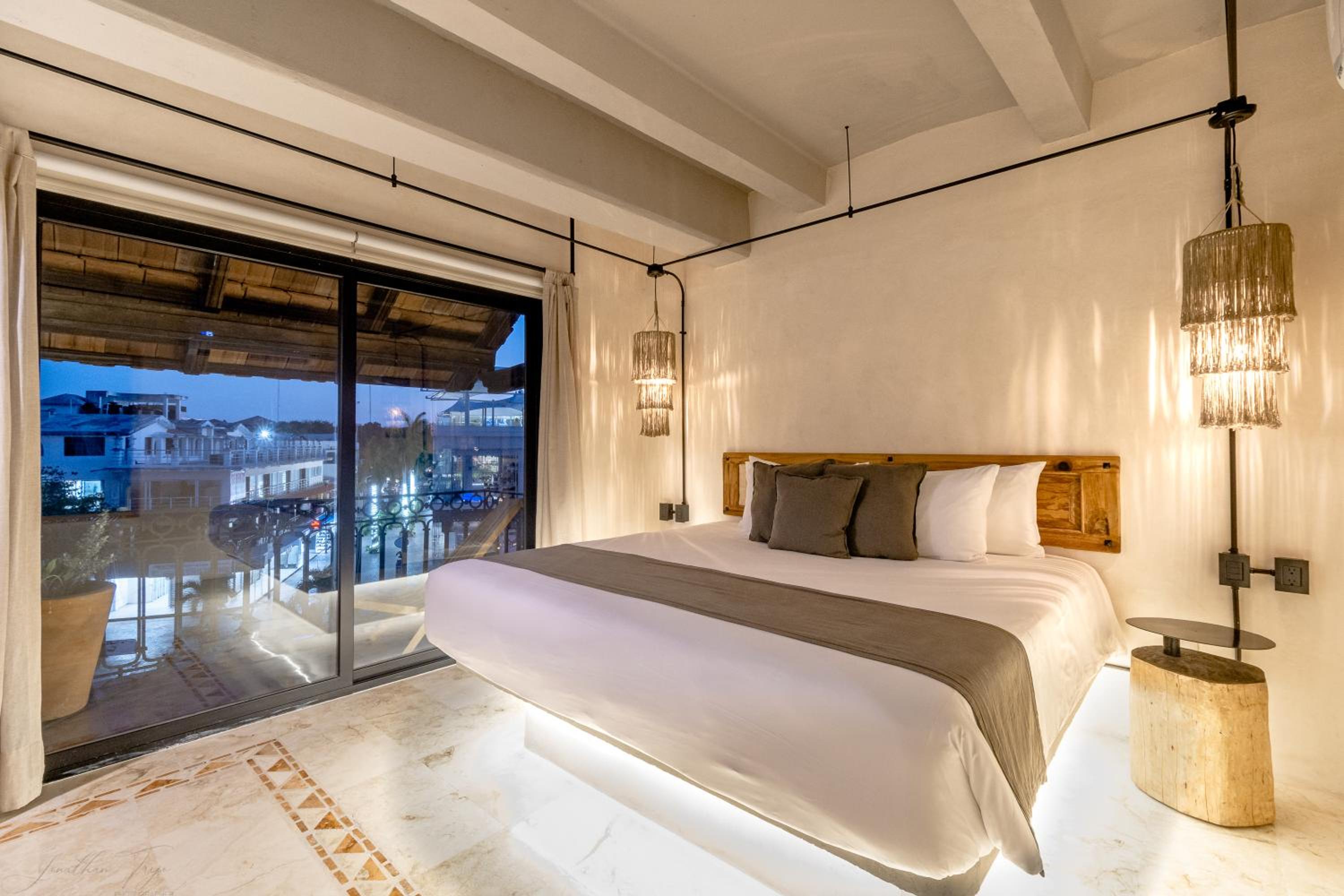 Deluxe Suite with Spa Bath - Photo 6