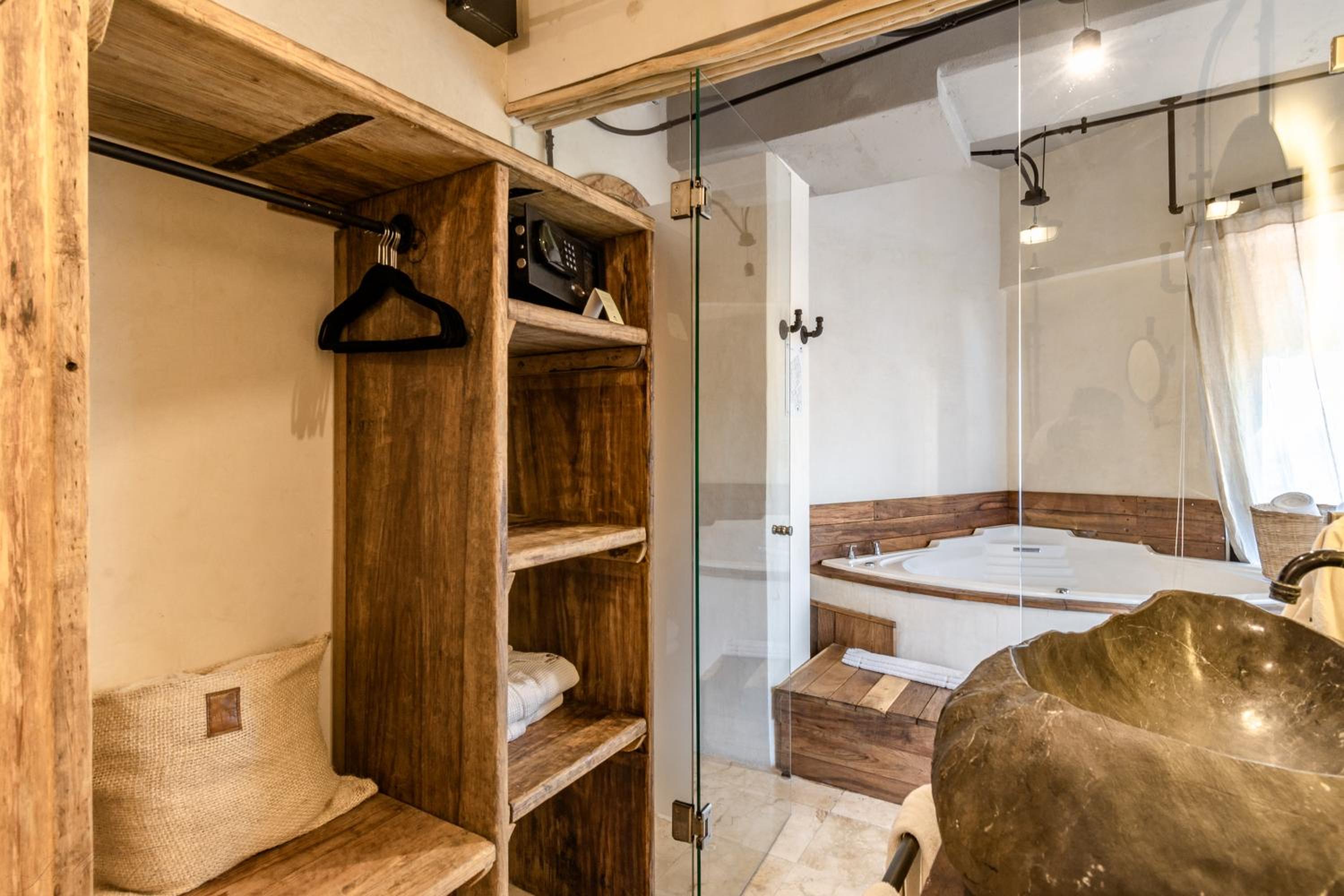 Deluxe Suite with Spa Bath - Photo 5