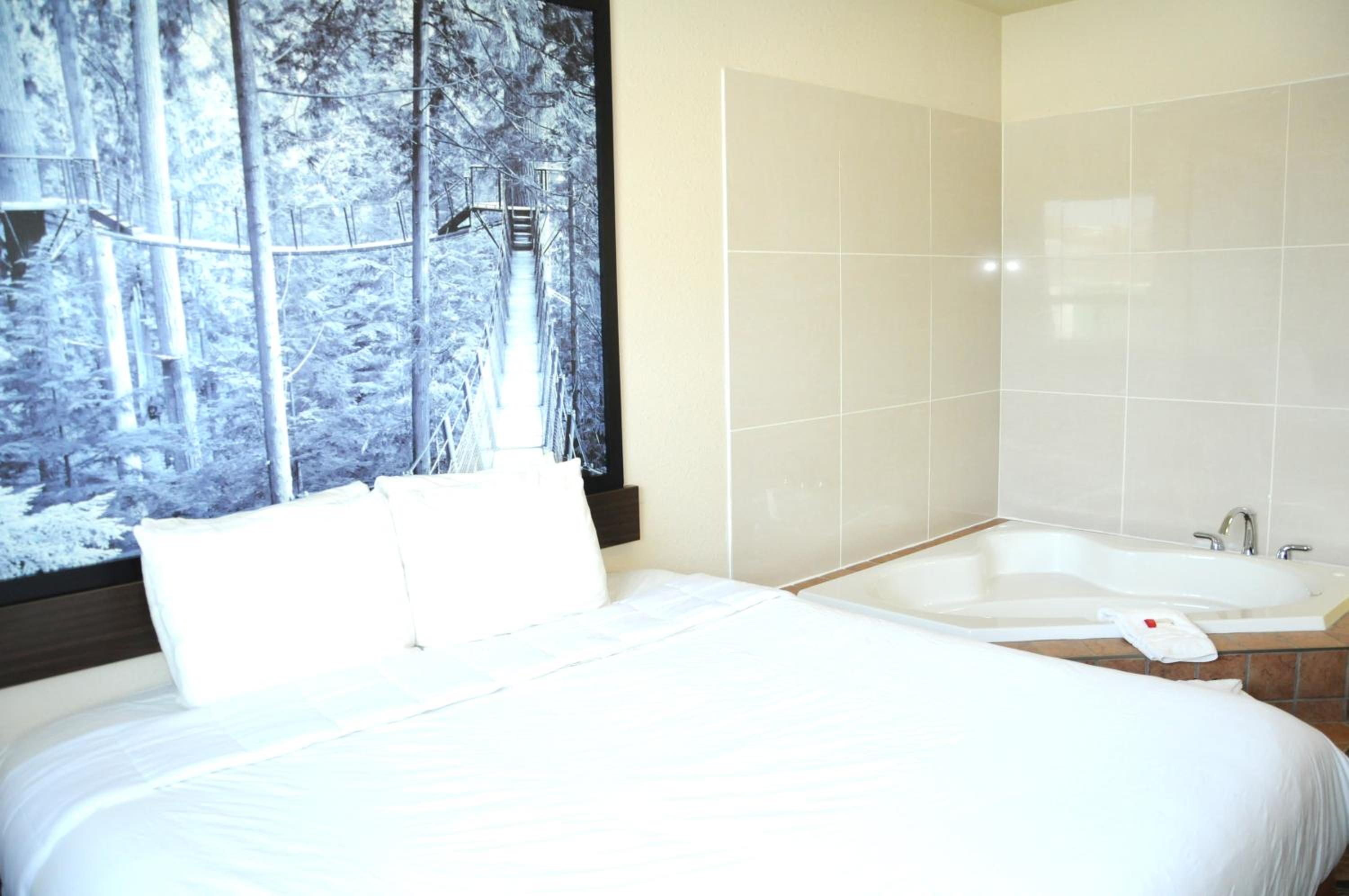 Deluxe King Room with Spa Bath- Non-Smoking photo 1