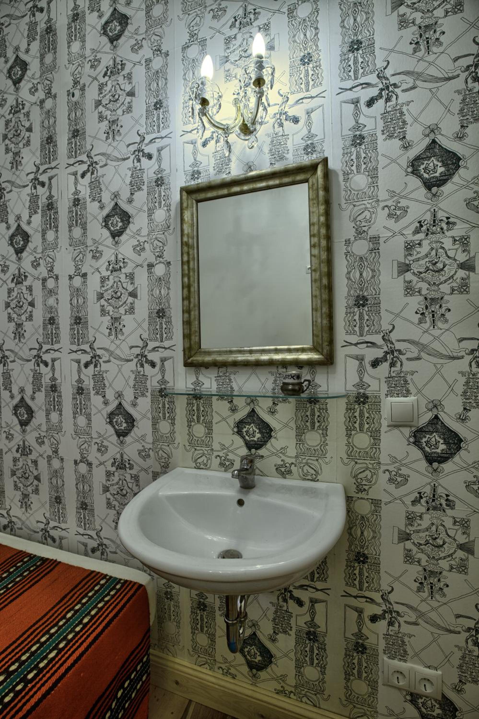 Single Room With Shared Shower And Toilet photo 2
