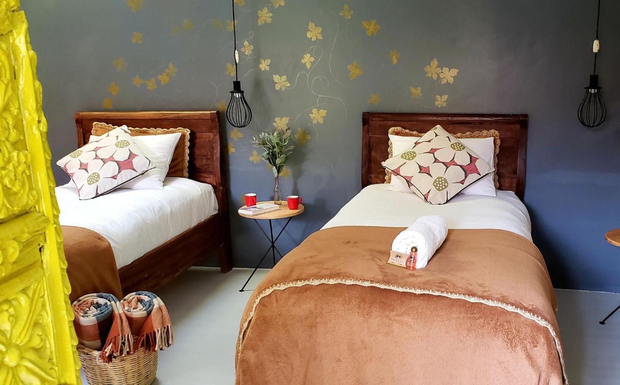 Standard Twin Room with Shared Bathroom photo 2