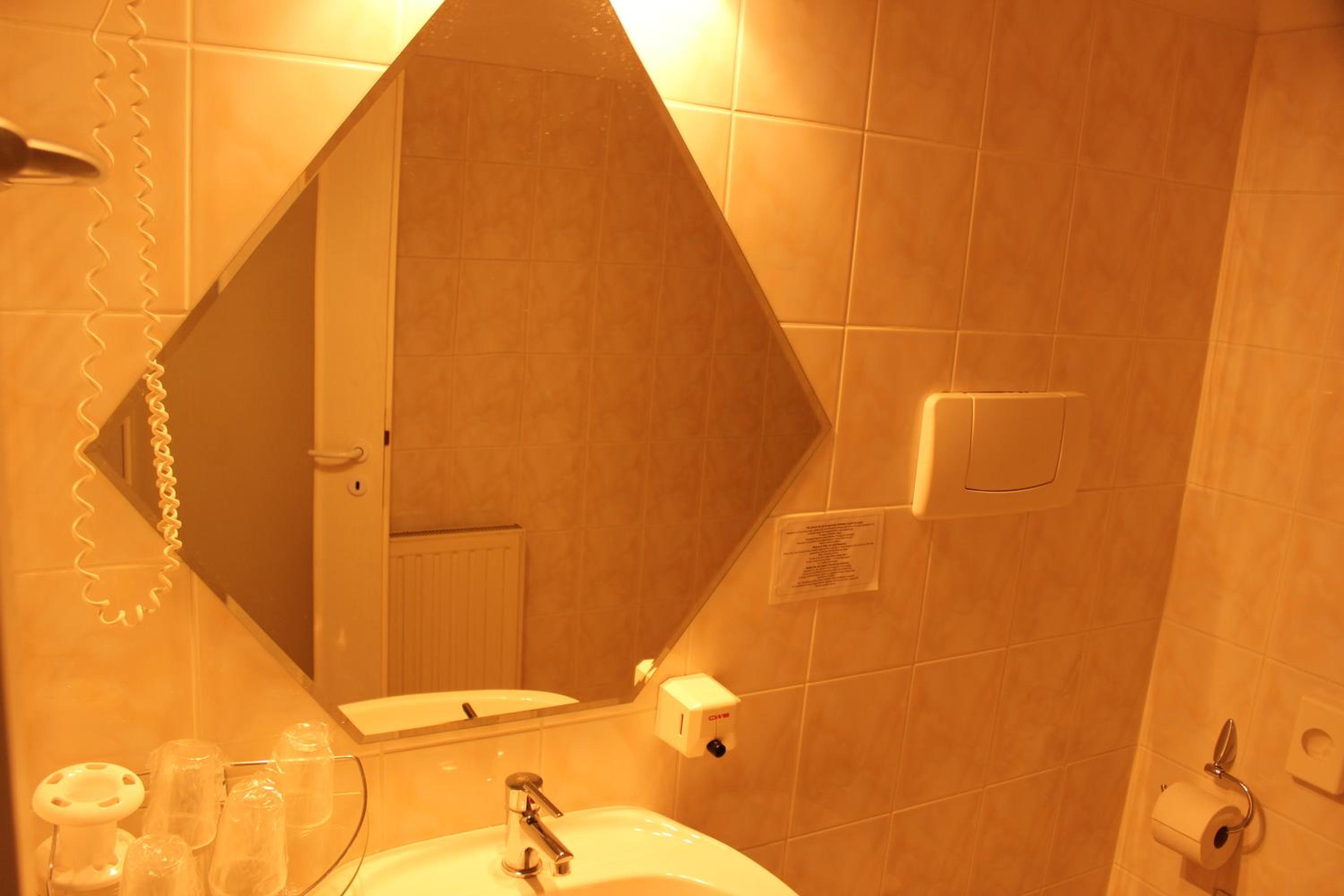 Twin Room - Photo 5