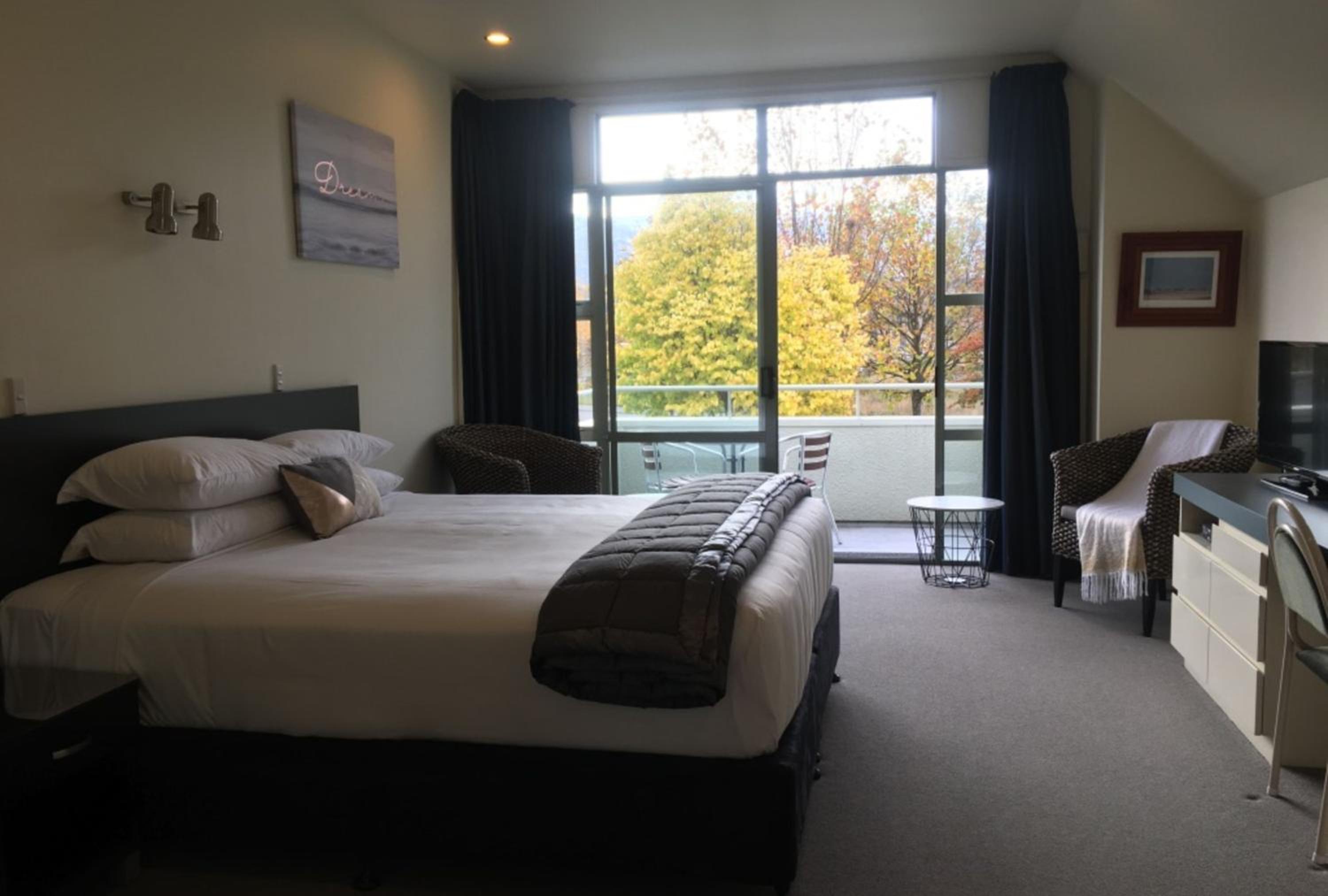 Executive Unit with Spa Bath