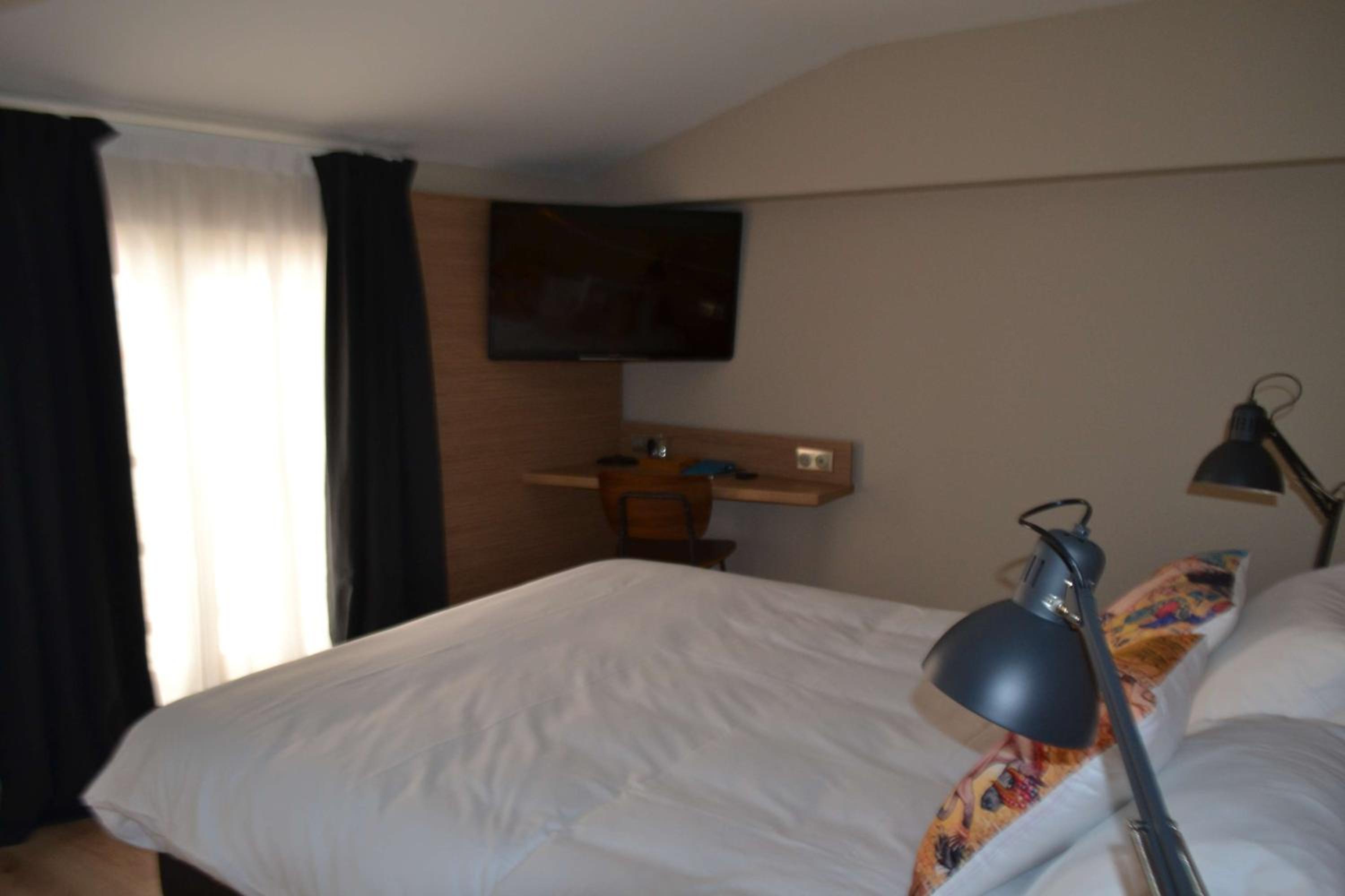 Comfort Queen Room - Street Side - Photo 6