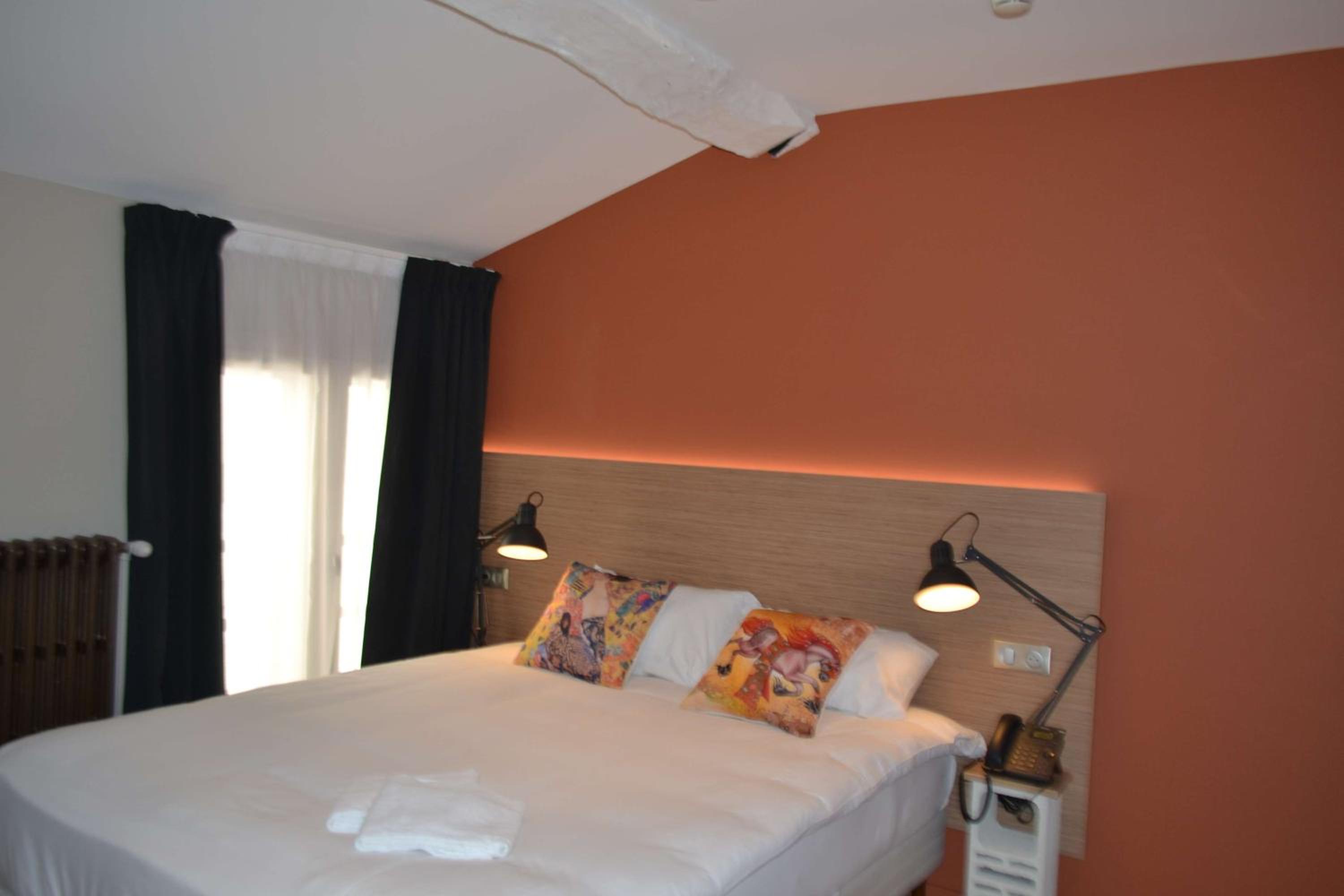 Standard Double Room with River View - Photo 3