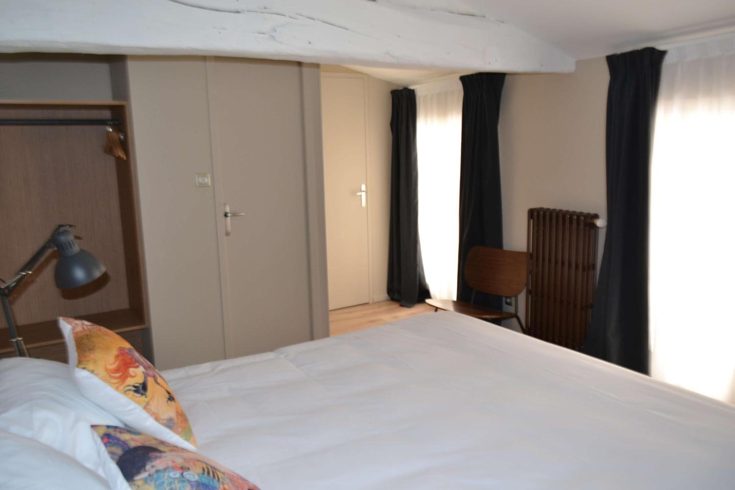 Comfort Queen Room - Street Side - Photo 5