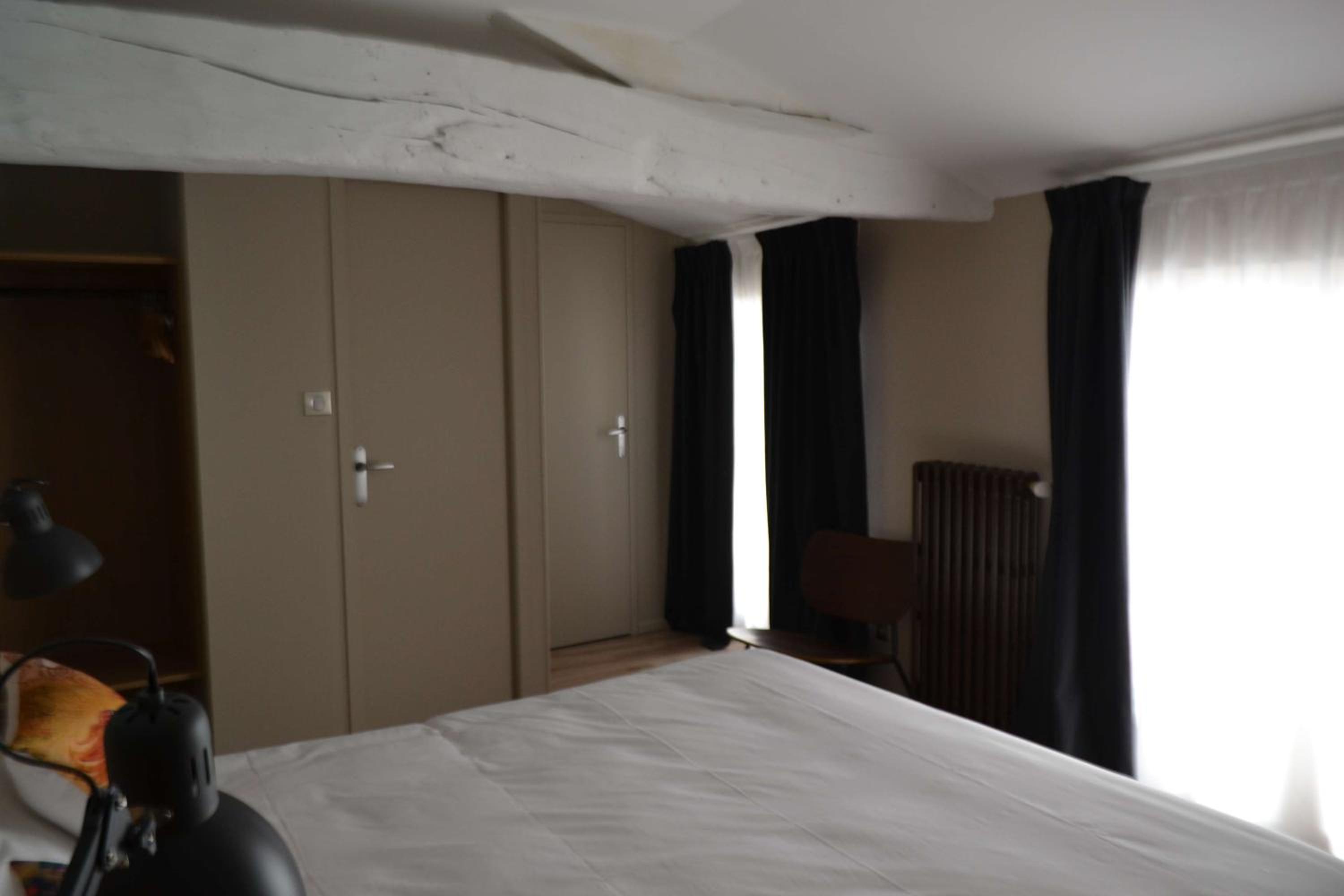 Comfort Queen Room - Street Side - Photo 3
