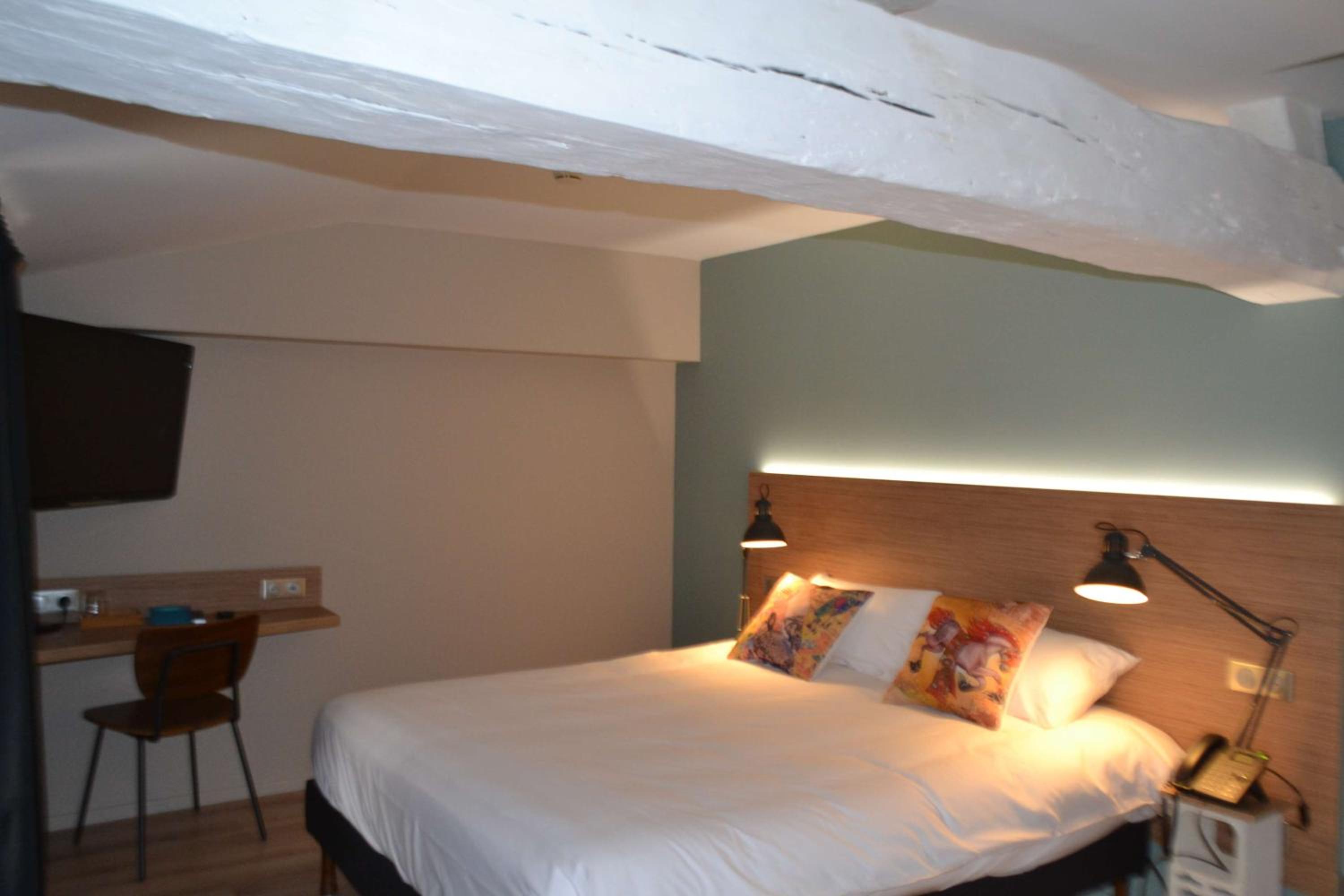 Comfort Queen Room - Street Side - Photo 4
