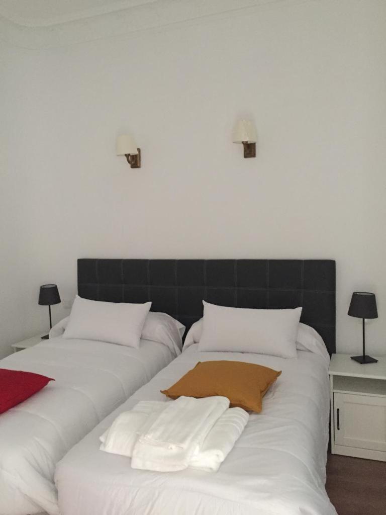 Twin Room with Balcony - Photo 4