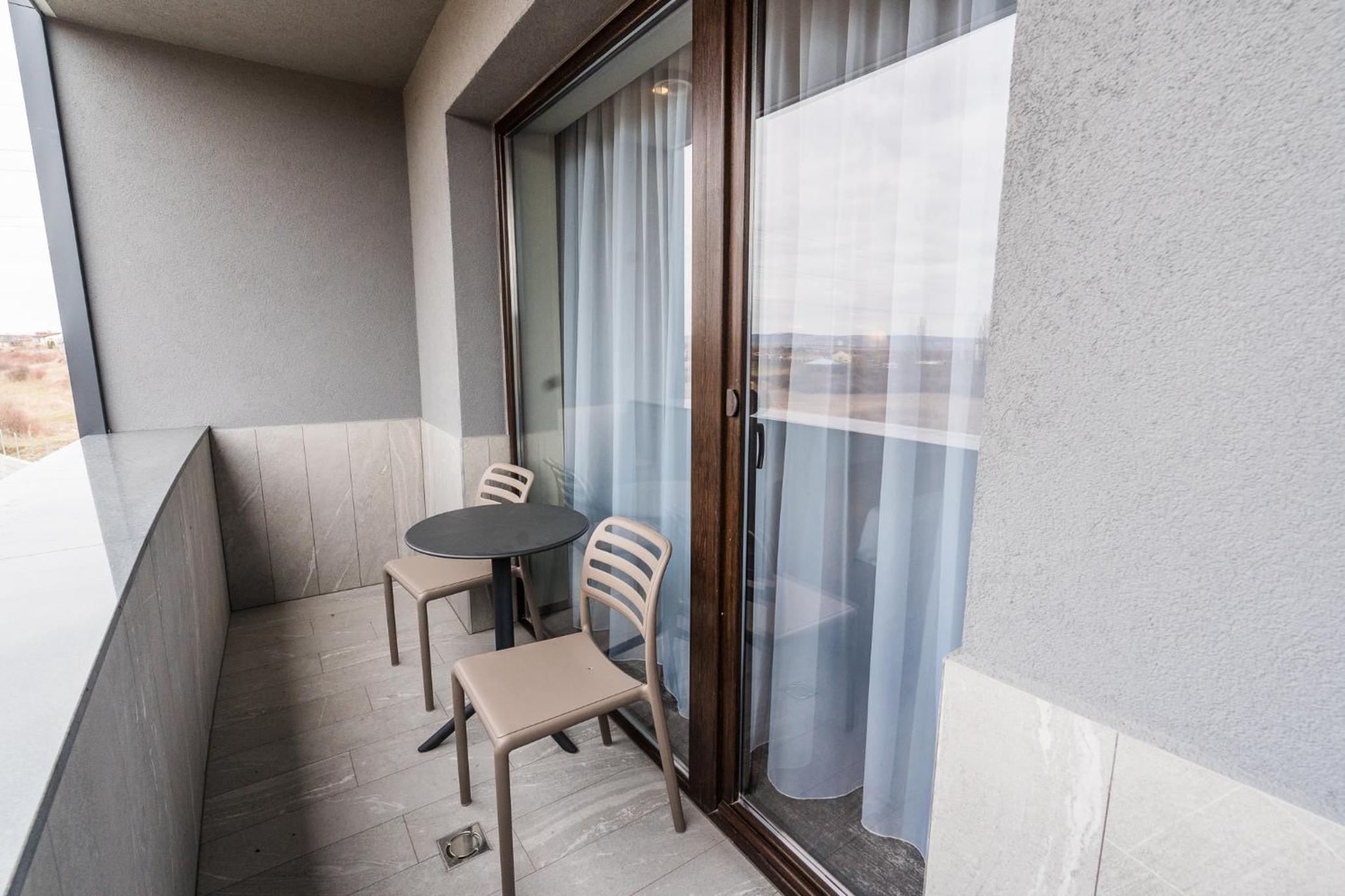 Double Room with Balcony - Photo 8