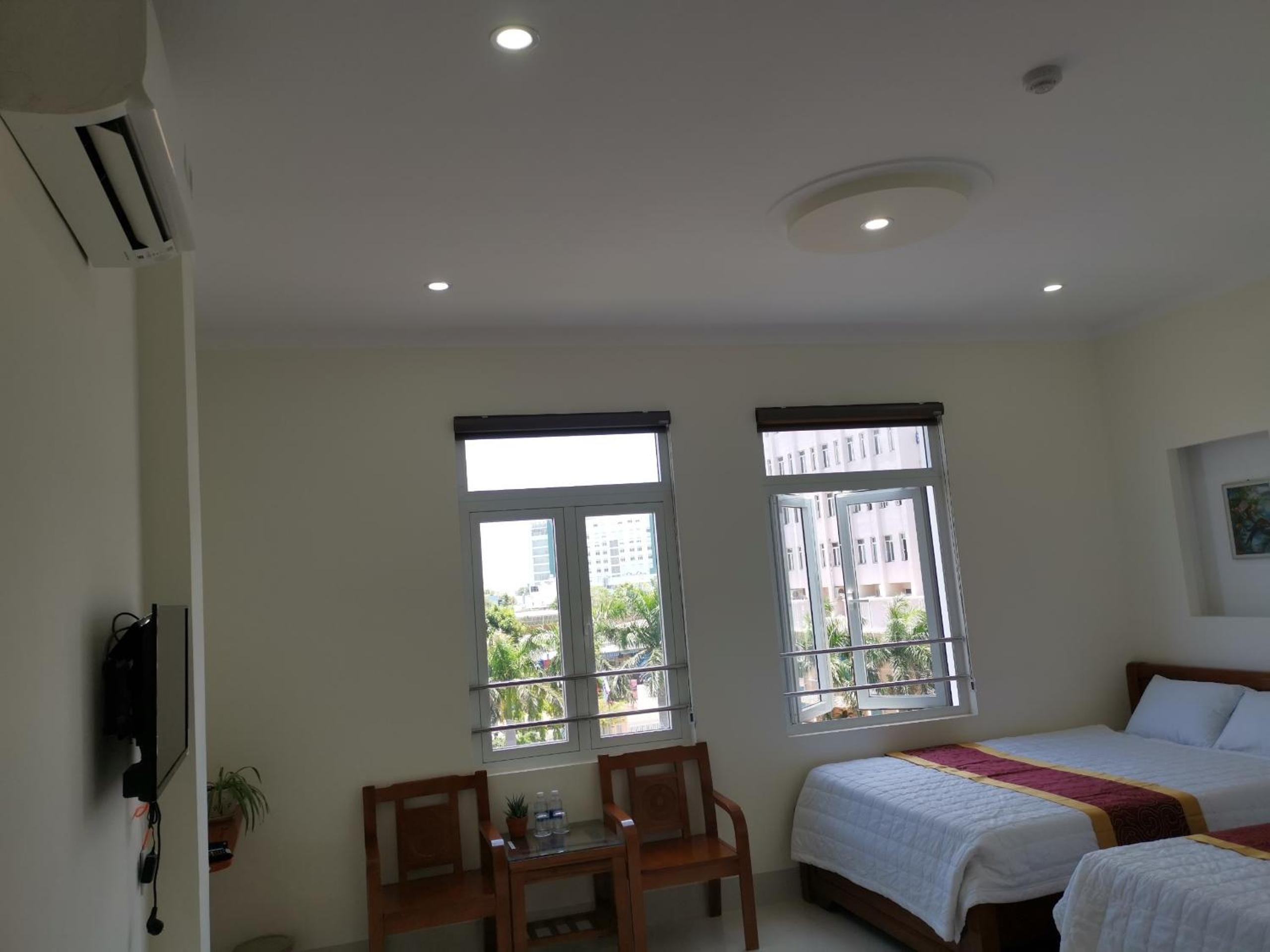 Large Twin Room - Photo 2