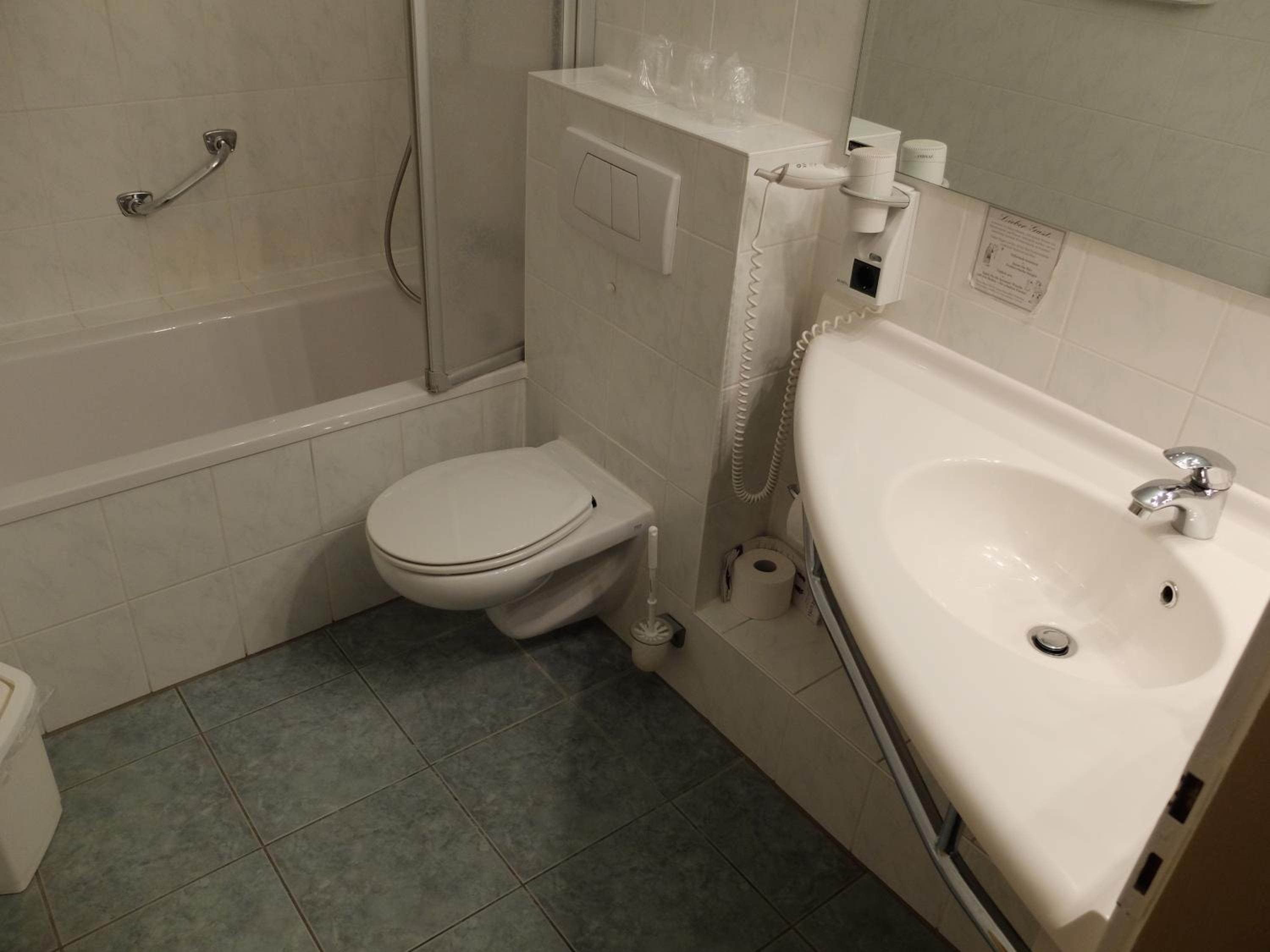Triple Room with Bath - Photo 3