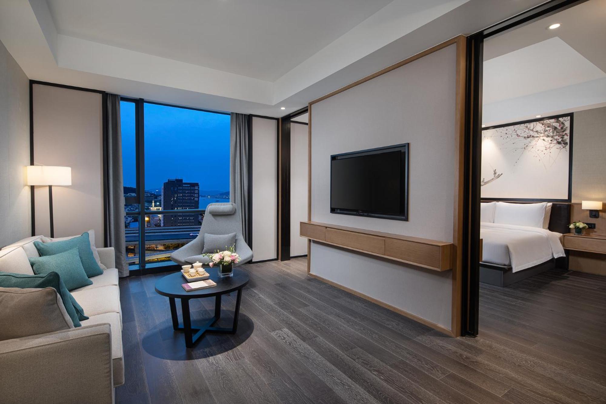 Queen Suite with Spa Bath photo 1