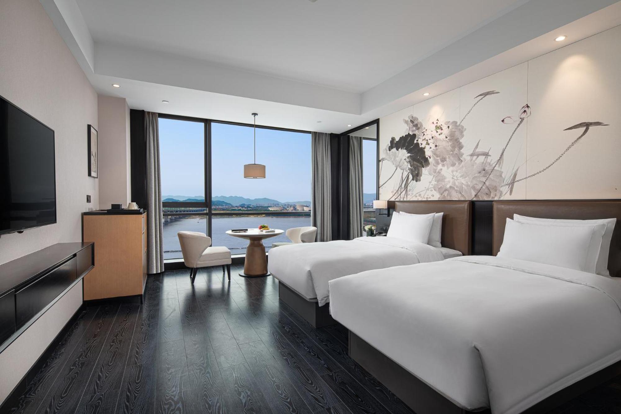 Deluxe Room (2 Adults + 1 Child) photo 1