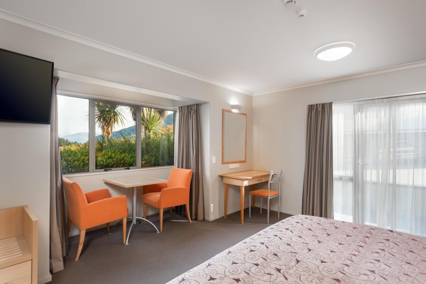 Lake View Studio with Spa Bath photo 1