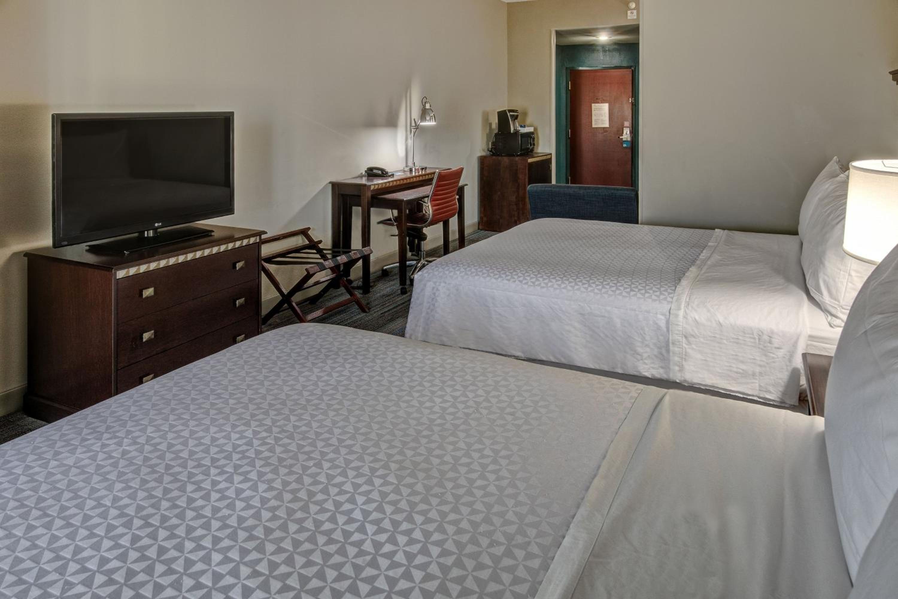 Guest room, 2 Queen bed, 1 Sofabed - Photo 2