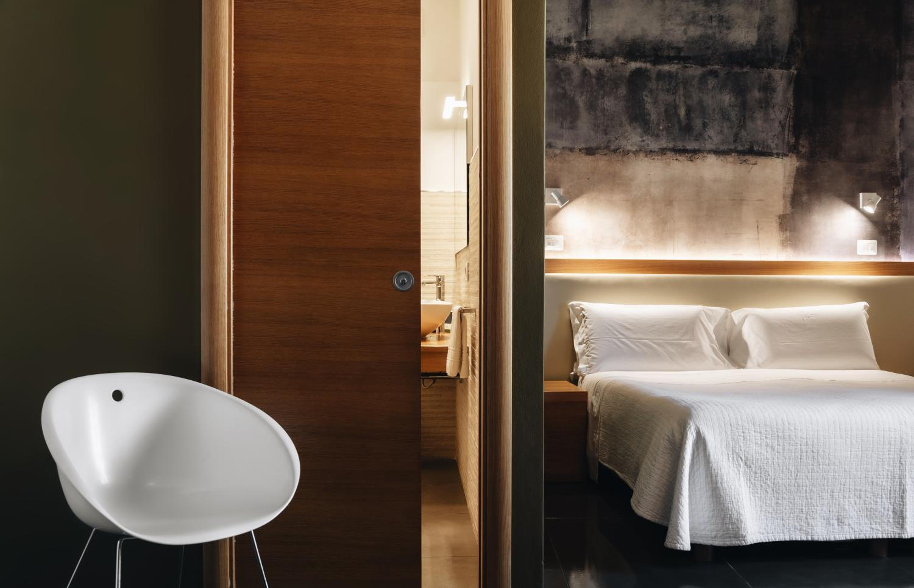 Double or Twin Room with Extra Bed - Photo 8