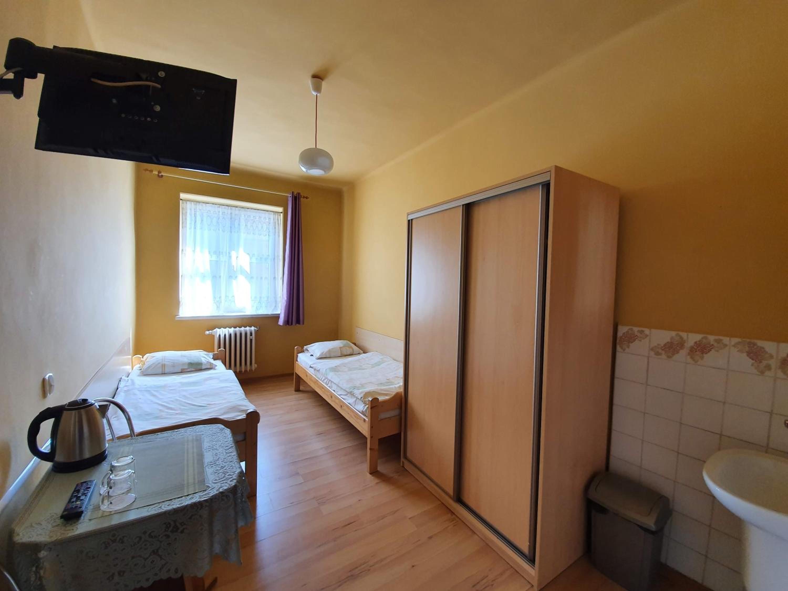 Budget Twin Room - Photo 2