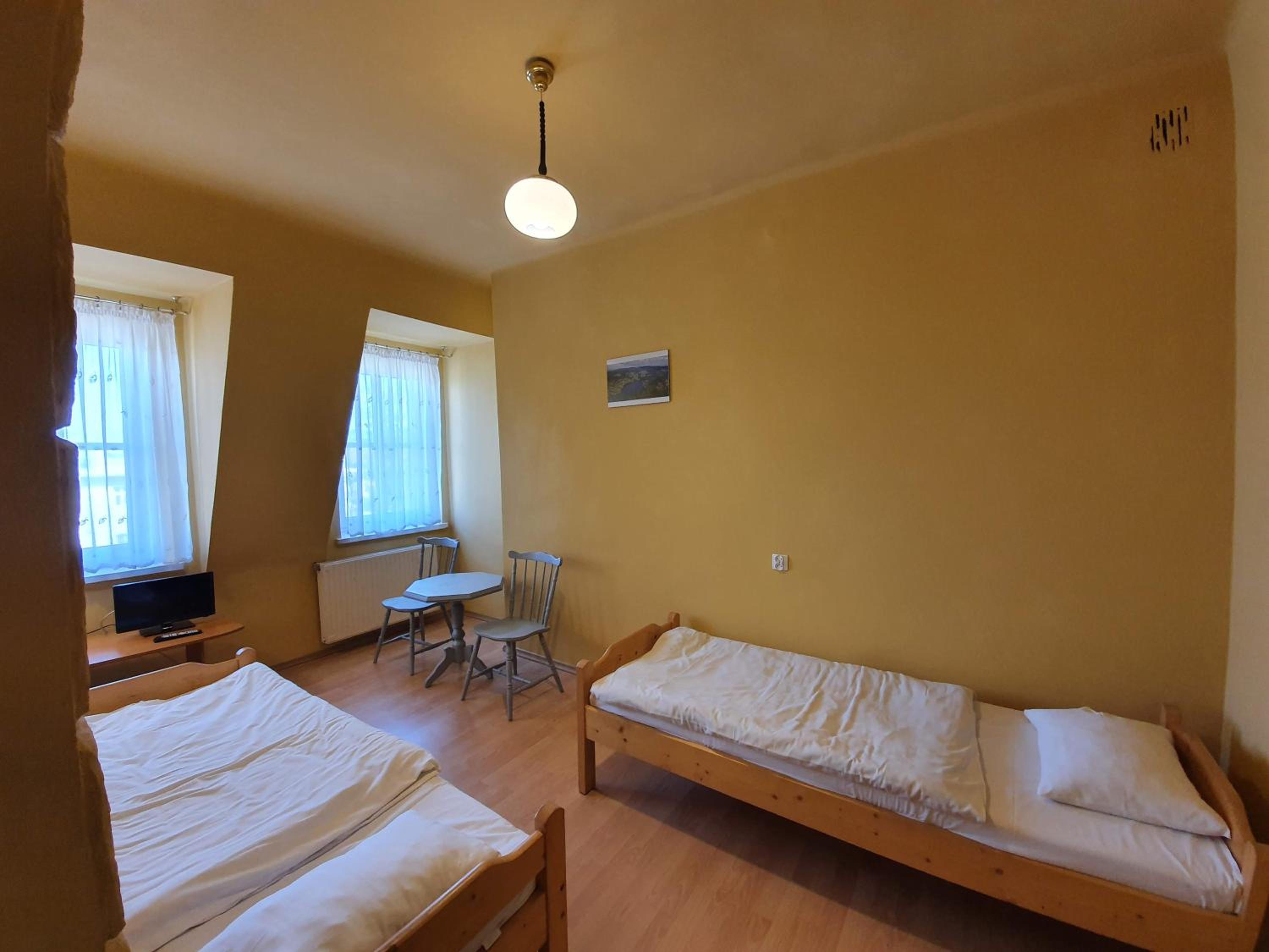 Economy Twin Room - Photo 2