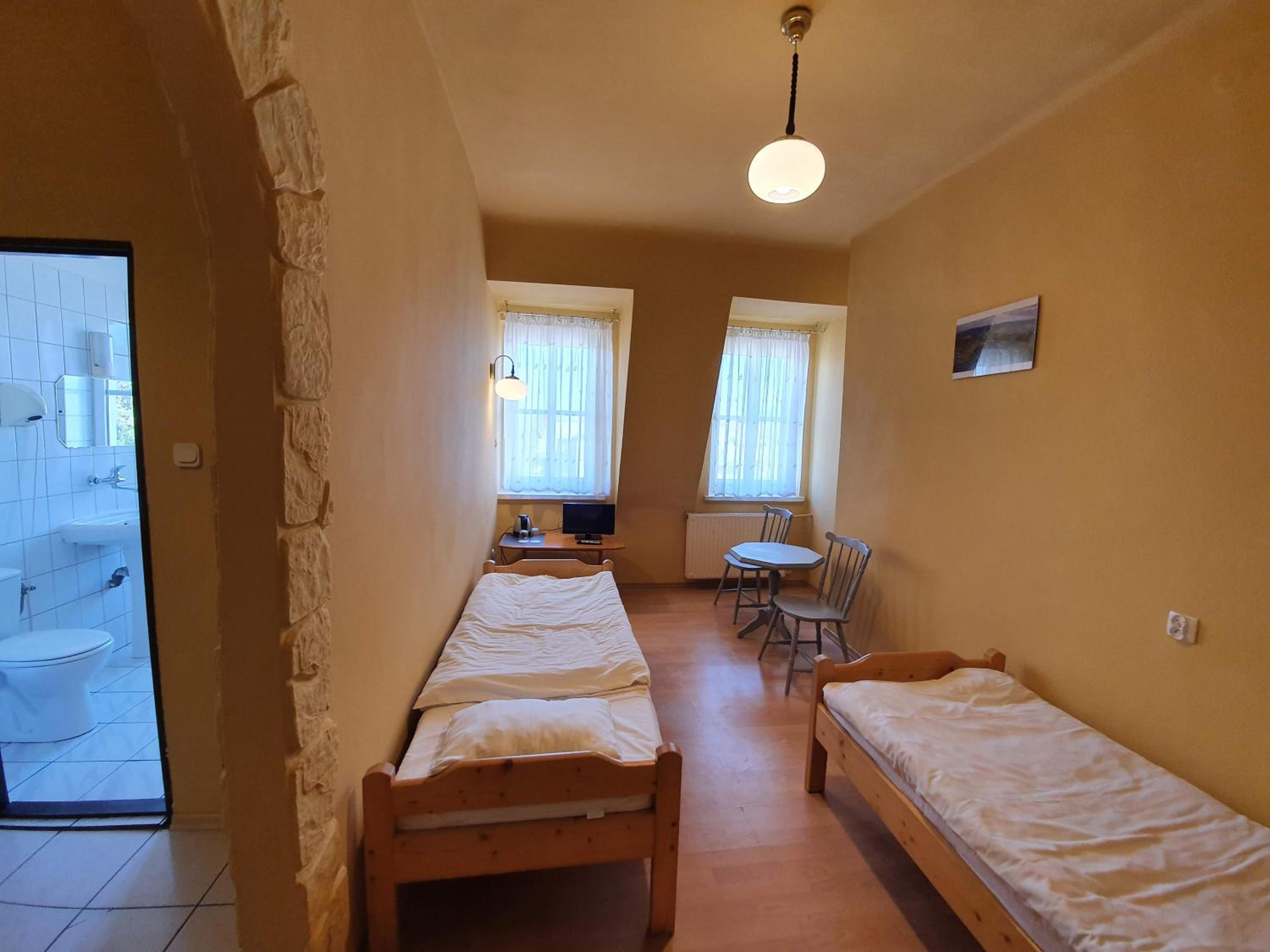 Economy Twin Room - Photo 1