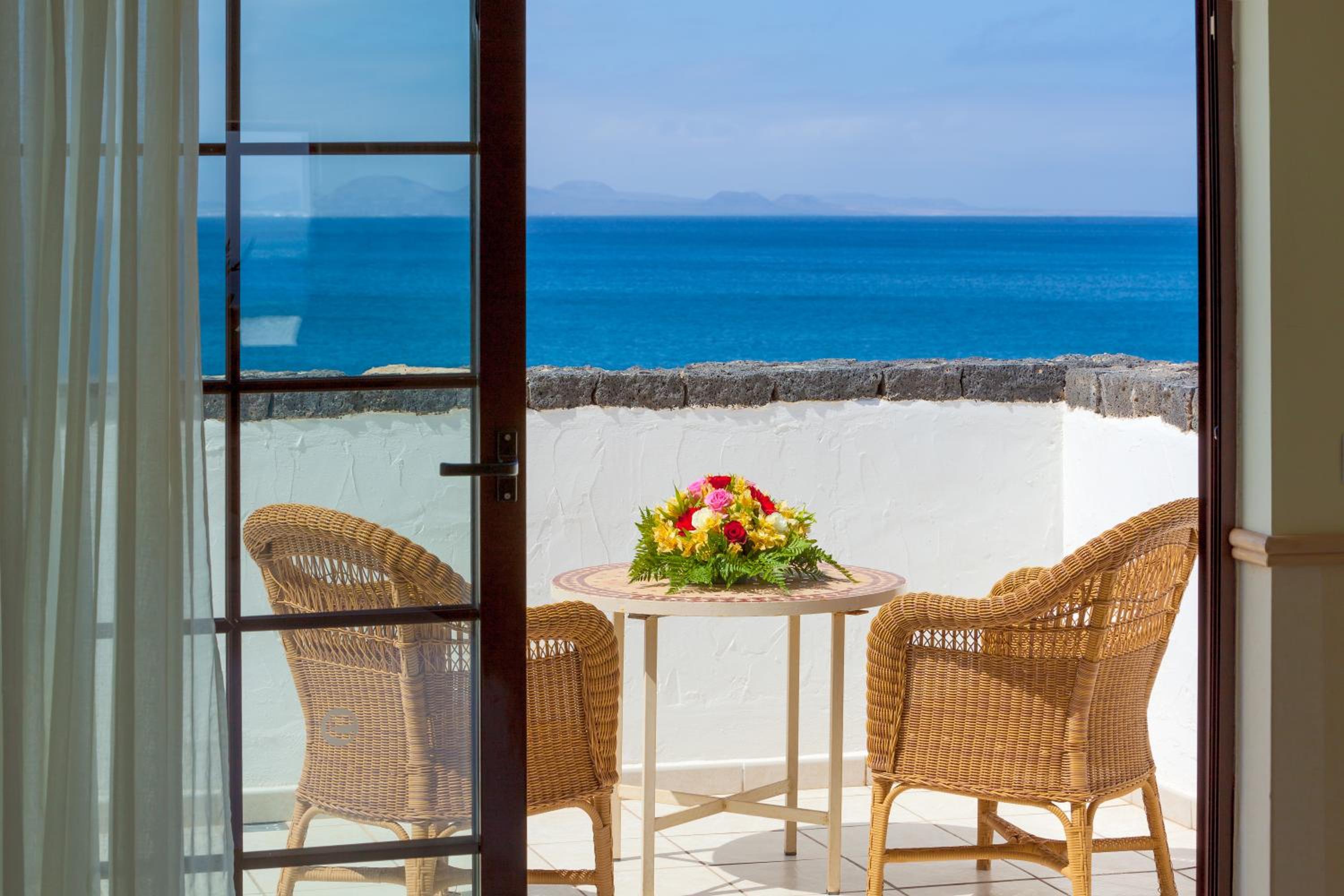 Habitación Doble con Vista al Mar (2 Adultos + 1 Niño)