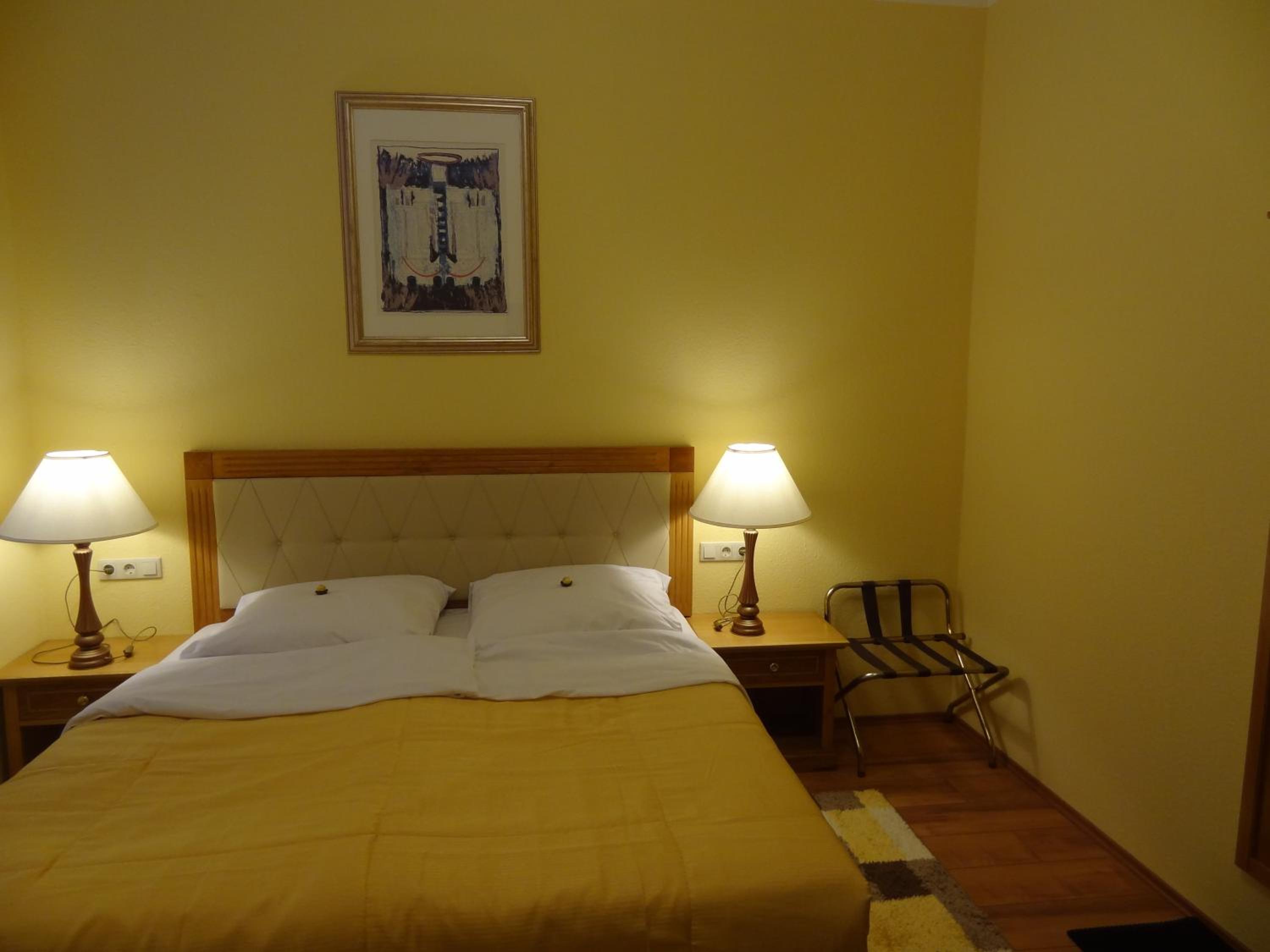 One-Bedroom Apartment - Photo 2