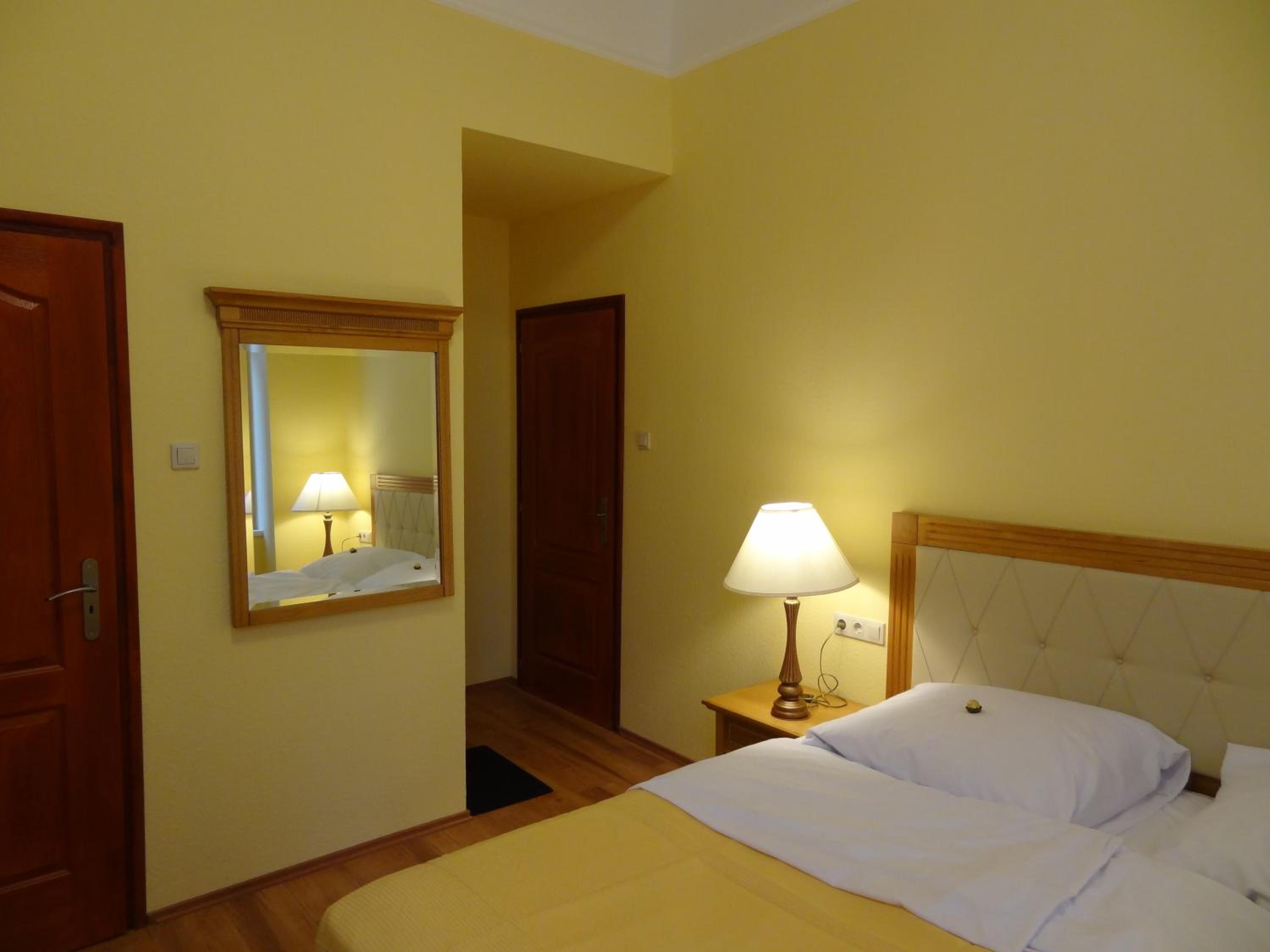 One-Bedroom Apartment - Photo 1