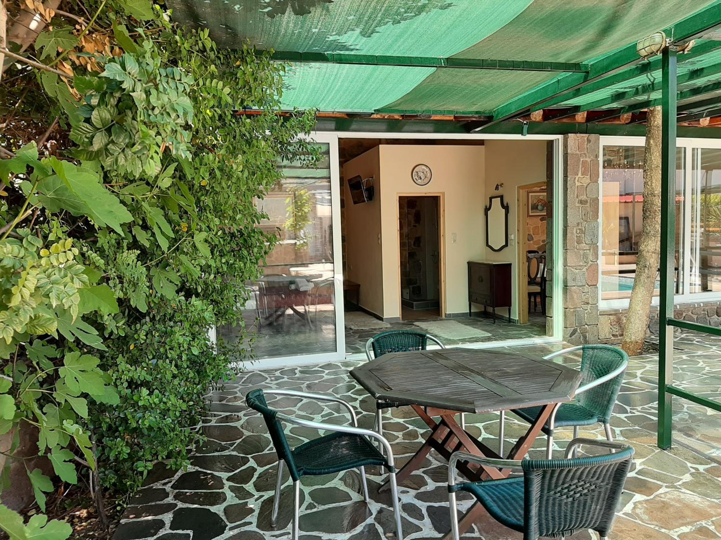 Deluxe Two-Bedroom Apartment with Garden View photo 3
