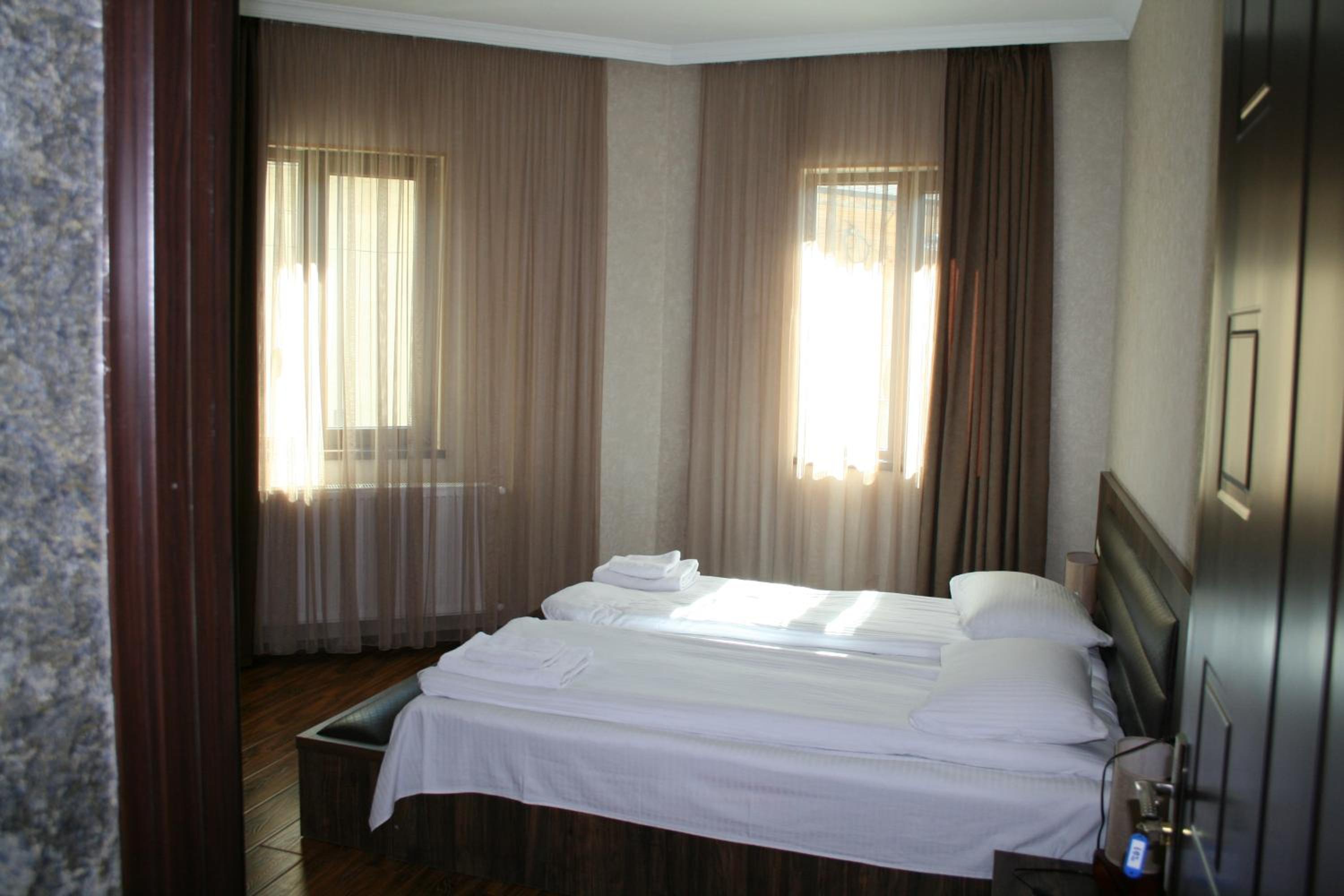 Standard Double or Twin Room - Photo 8