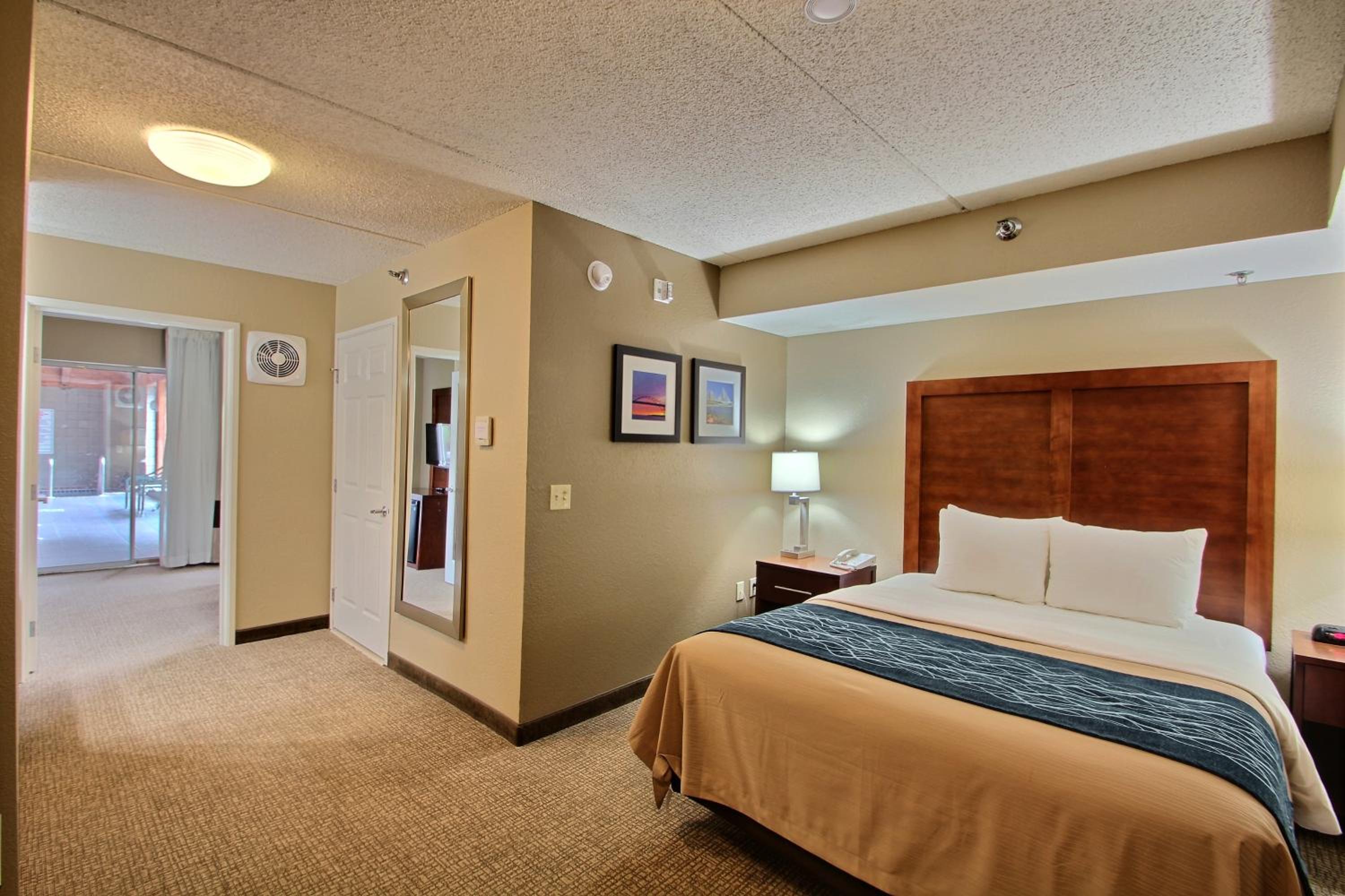 Queen Suite - Accessible/Non-Smoking photo 2