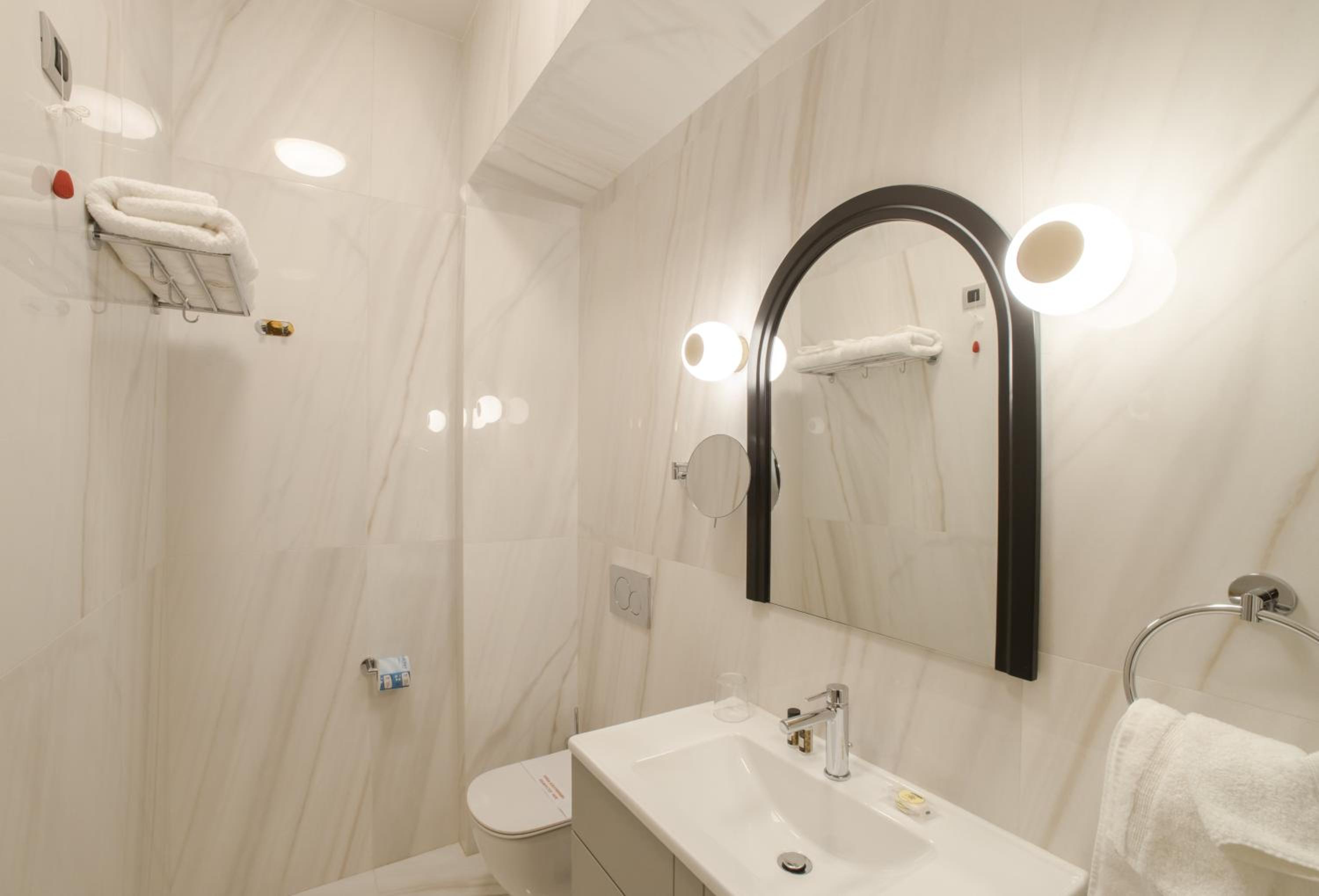 Deluxe Junior Suite - Photo 18