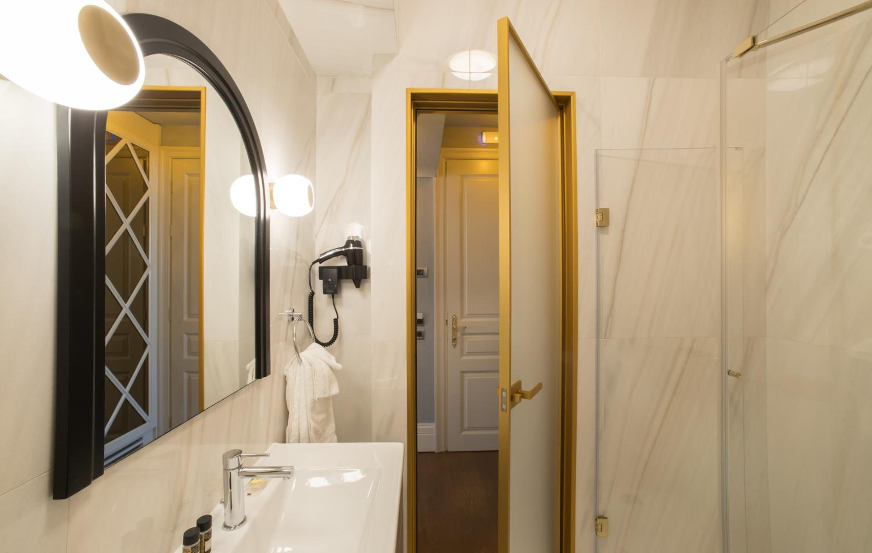 Deluxe Junior Suite - Photo 5