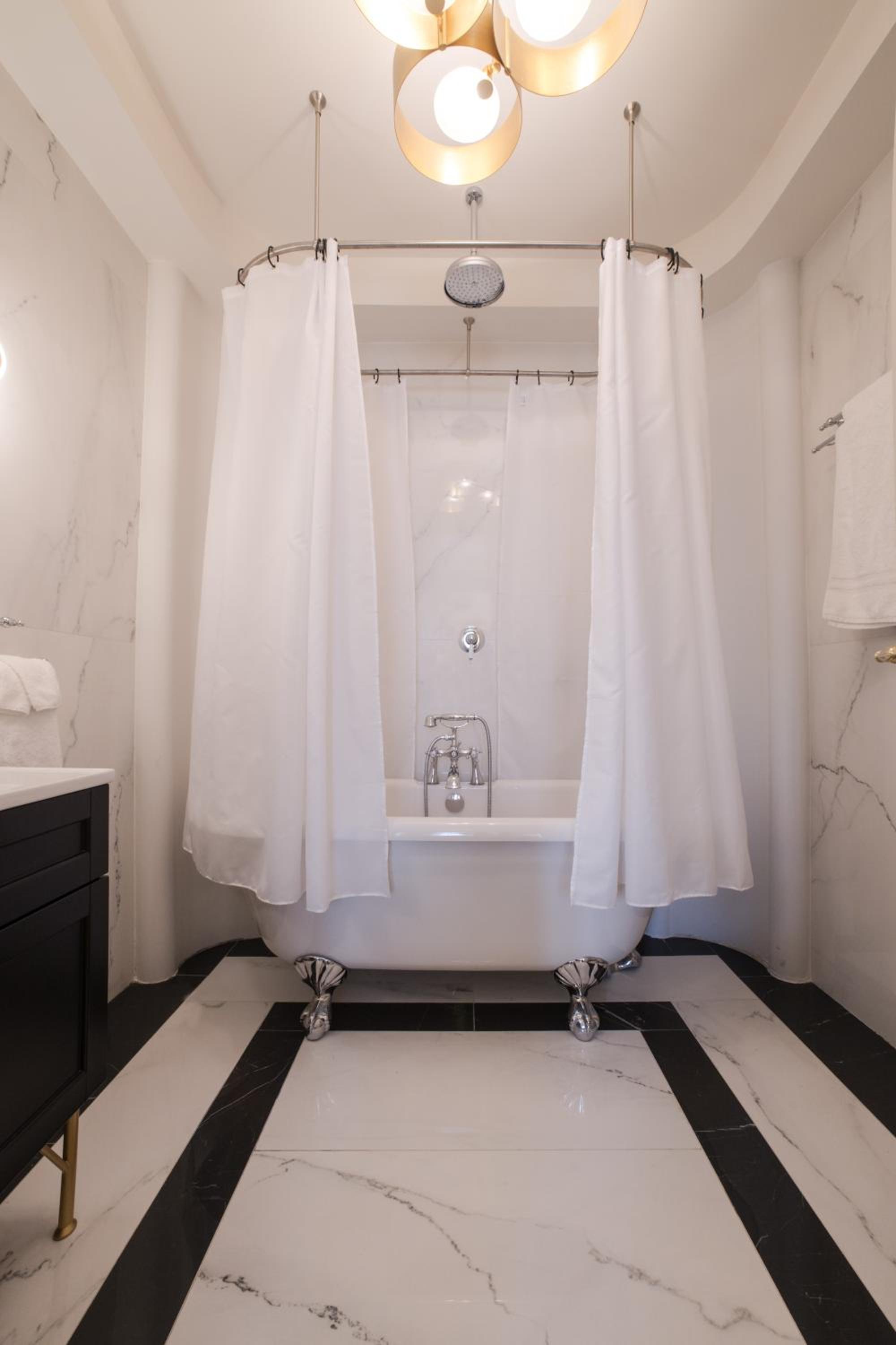 Deluxe Junior Suite - Photo 19
