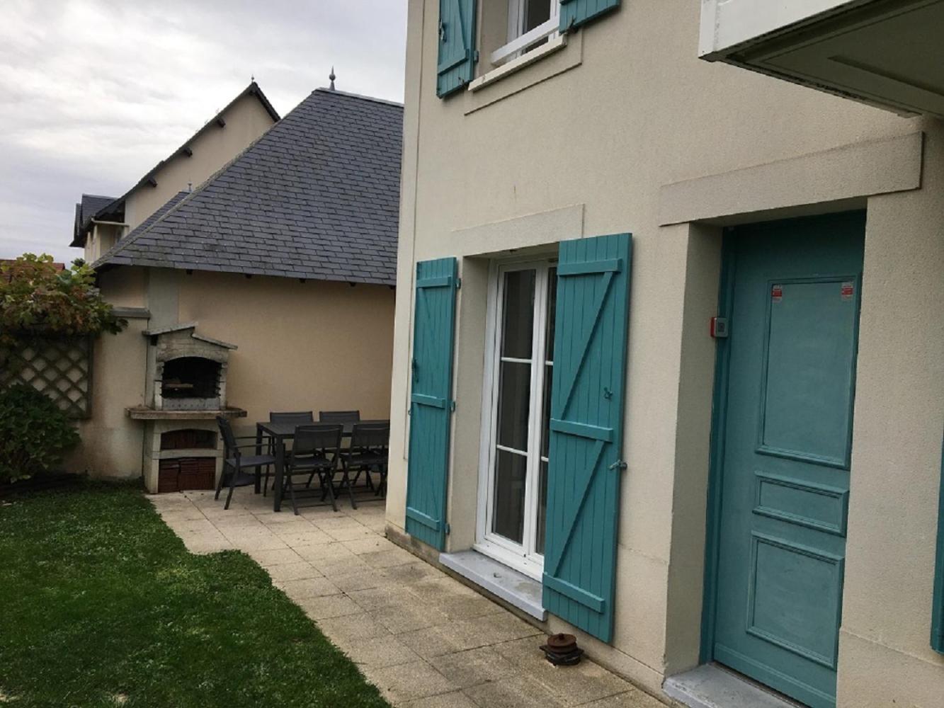 Select Three-Bedroom House (6 People)