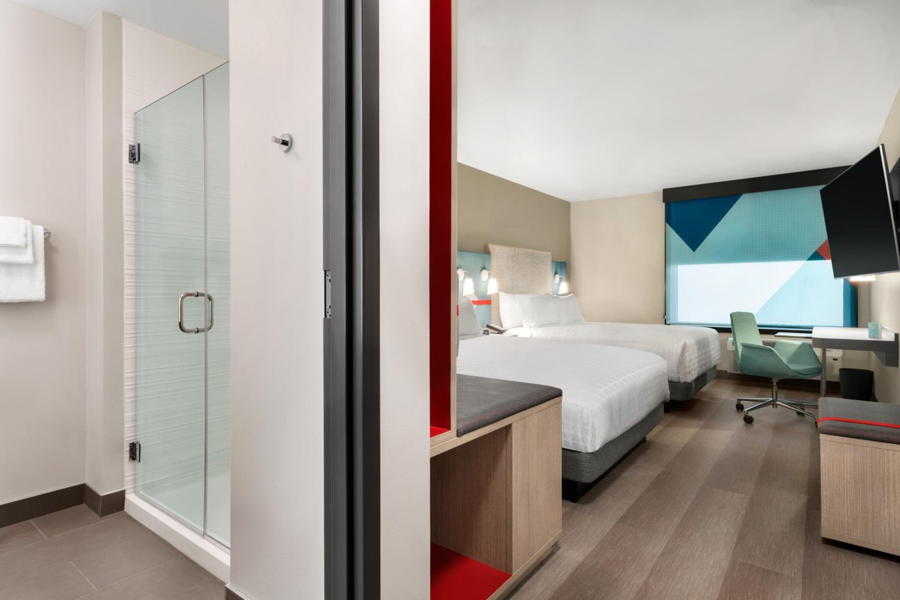 Deluxe Queen Room with Two Queen Beds - Disability Access Shower/ Non-Smoking - Photo 1