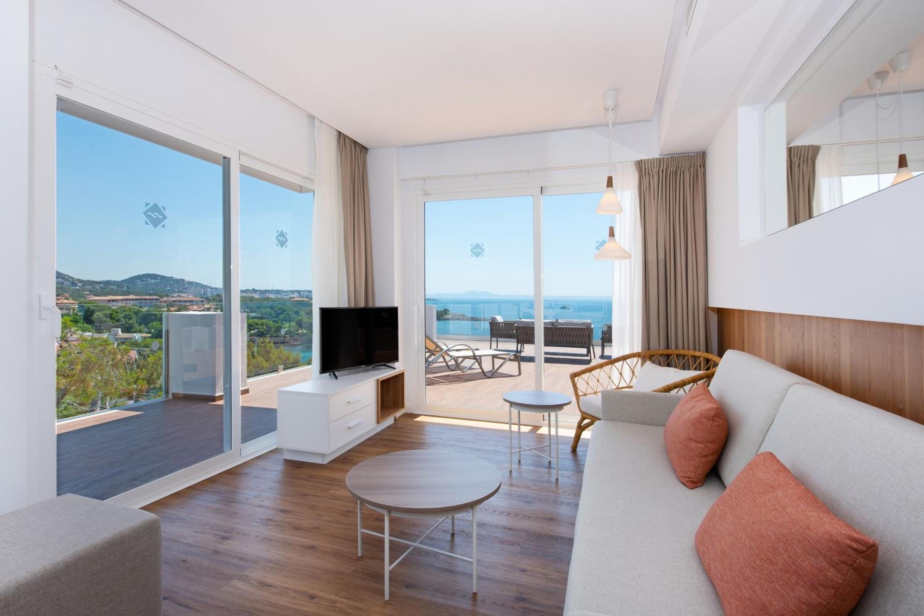Deluxe Apartment with Sea View photo 3