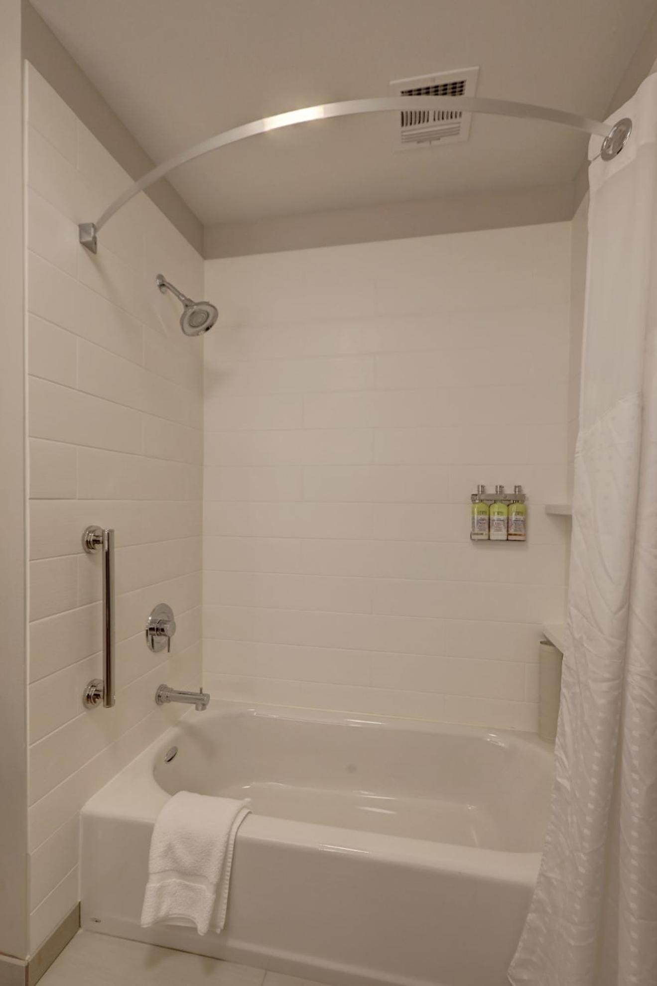 Queen Room With Two Queen Beds - Disability Access With Bath Tub photo 3
