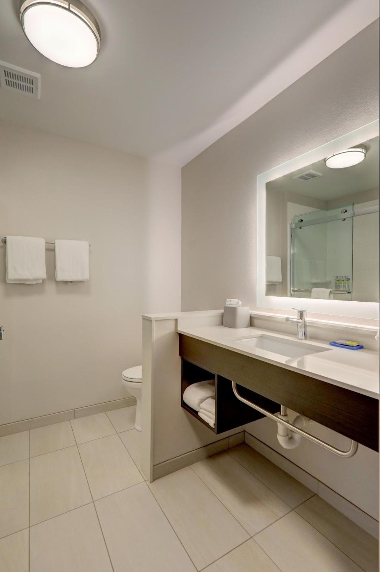 Standard King Room - Photo 2