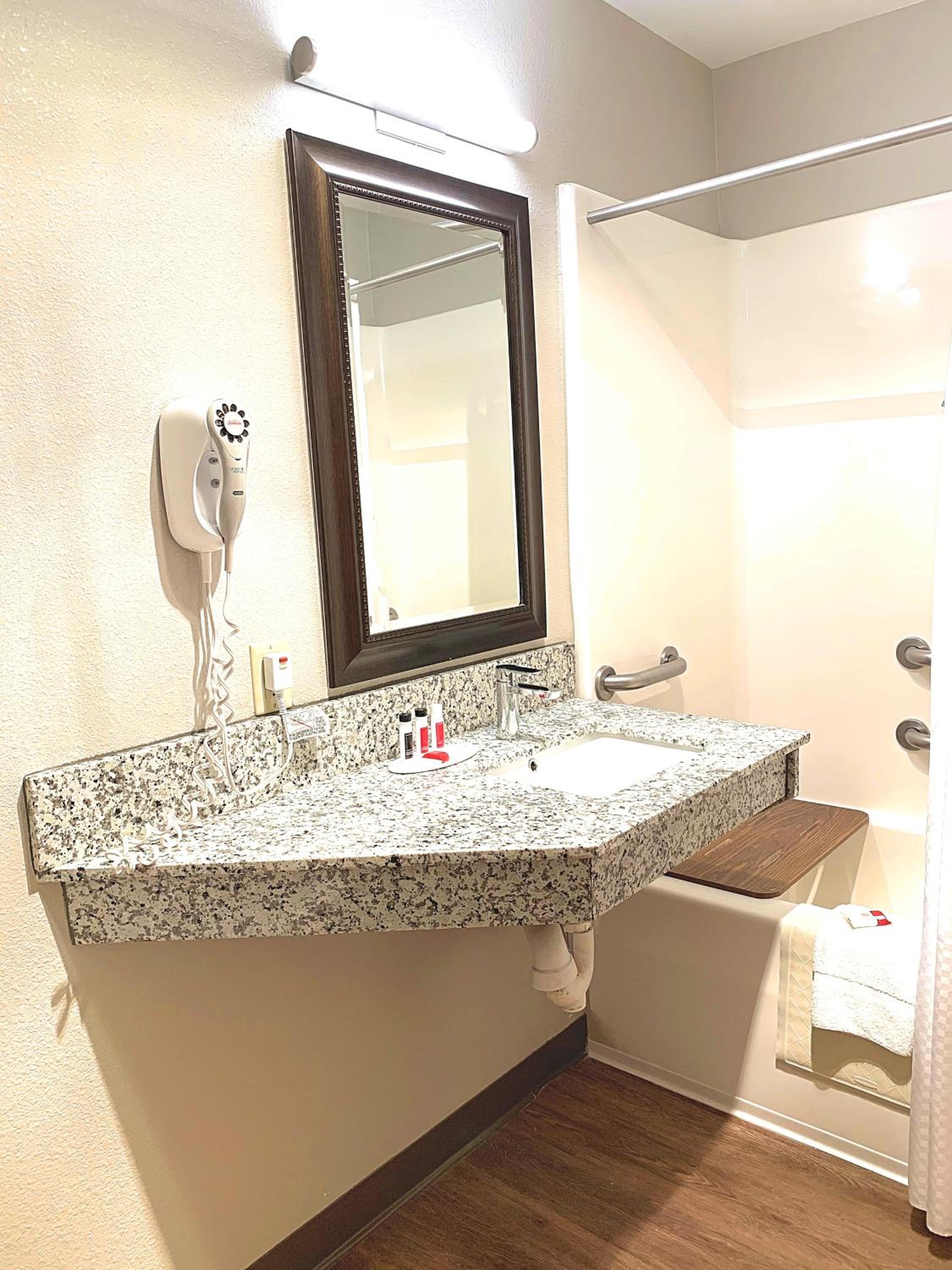King Room - Mobility Access/Non-Smoking - Photo 5
