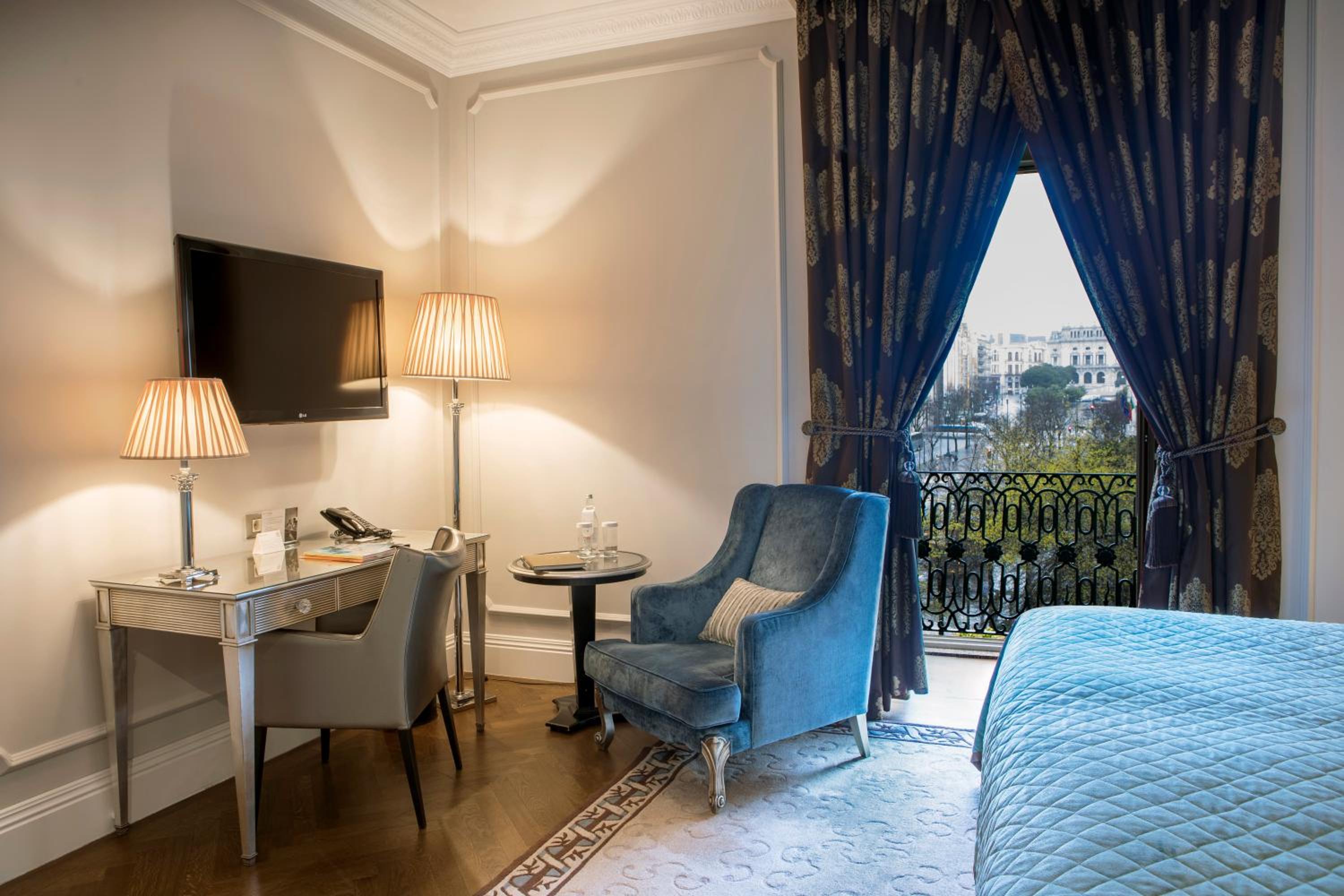 Classic Twin Room with City Center View - Photo 1